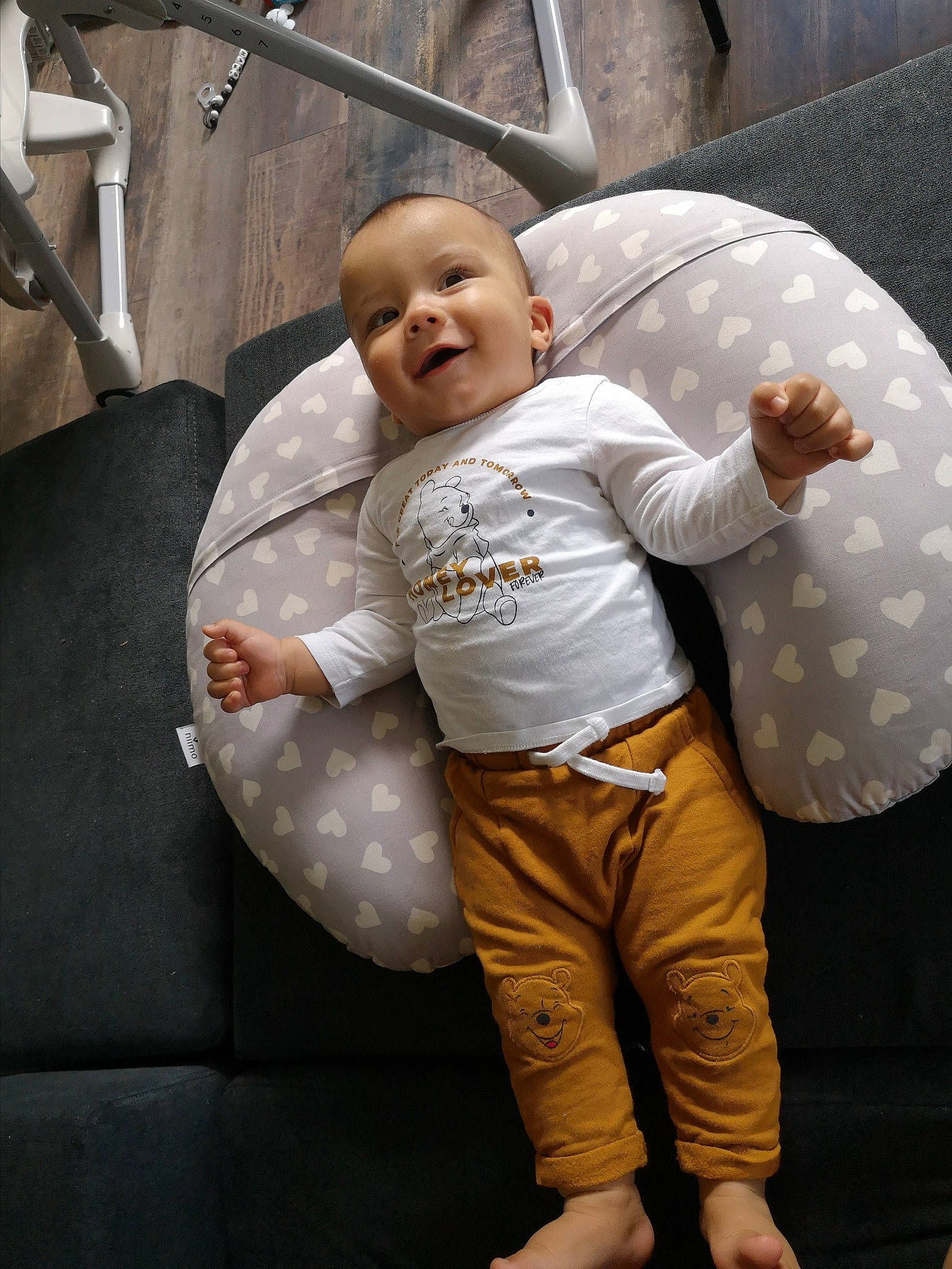 Chams a rejoint le concours — aidez-le/la à gagner de superbes lots ! abdomen, baby, baby_products, baby_toddler_clothing, ball, child, comfort, flash_photography, fun, gesture, happy, head, leisure, person, play, sitting, sleeve, smile, t_shirt, thumb