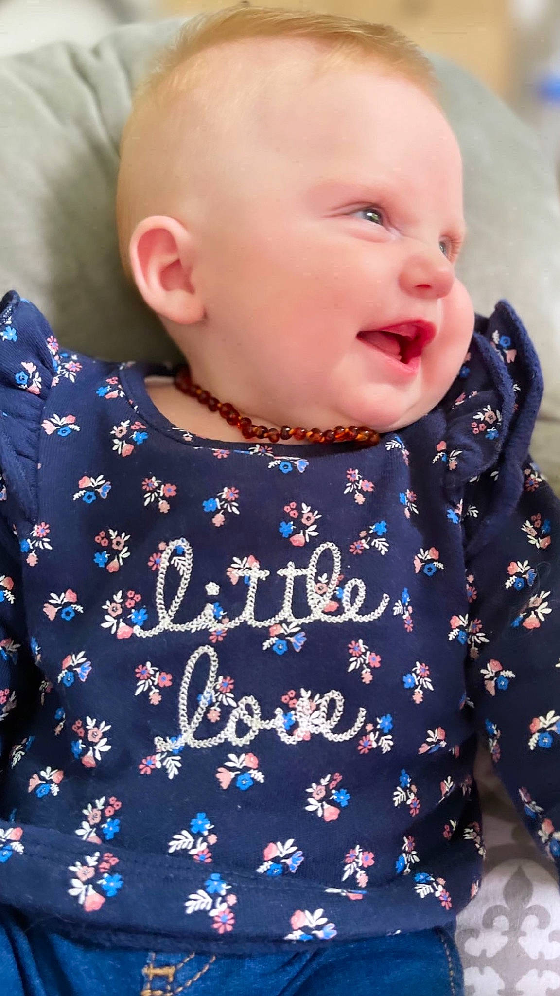Romy a rejoint le concours — aidez-le/la à gagner de superbes lots ! baby, baby_toddler_clothing, cheek, child, collar, cool, facial_expression, happy, lip, neck, outerwear, pattern, person, photograph, product, skin, sleeve, summer, t_shirt, textile