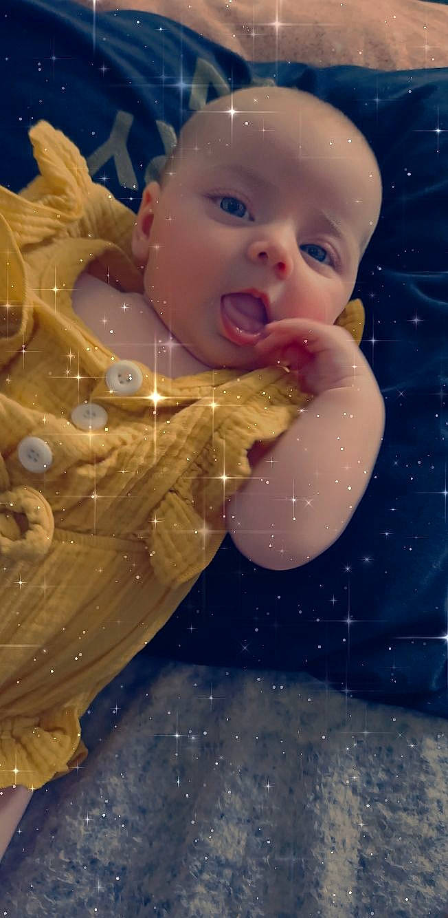 Lola participe au concours pour gagner de l'argent avec cette photo : angel, arm, art, baby, cheek, chest, child, circle, fashion_accessory, fictional_character, fun, gesture, hand, happy, human_body, ornament, people_in_nature, person, space, toddler