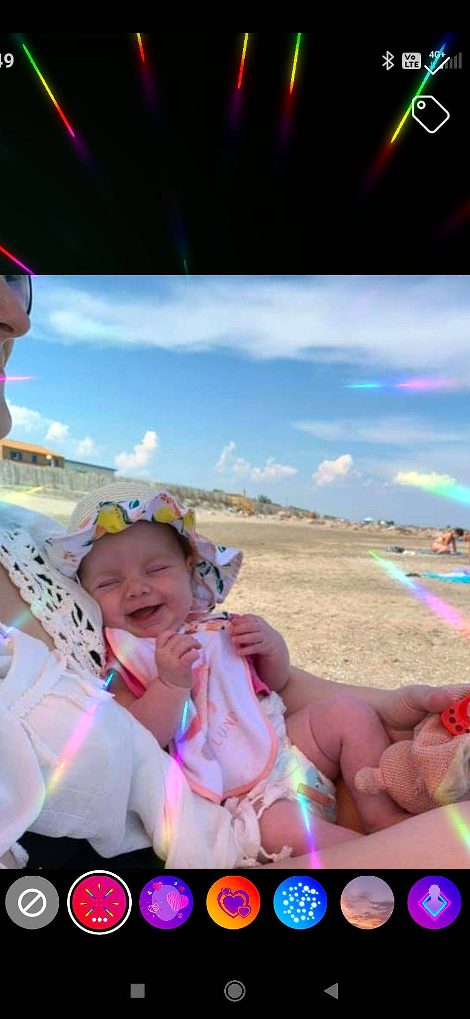 Lola a rejoint le concours — aidez-le/la à gagner de superbes lots ! azure, baseball_cap, beach, cap, cloud, fun, gesture, happy, hat, headwear, landscape, leisure, morning, natural_environment, people_on_beach, person, recreation, skin, sky, smile