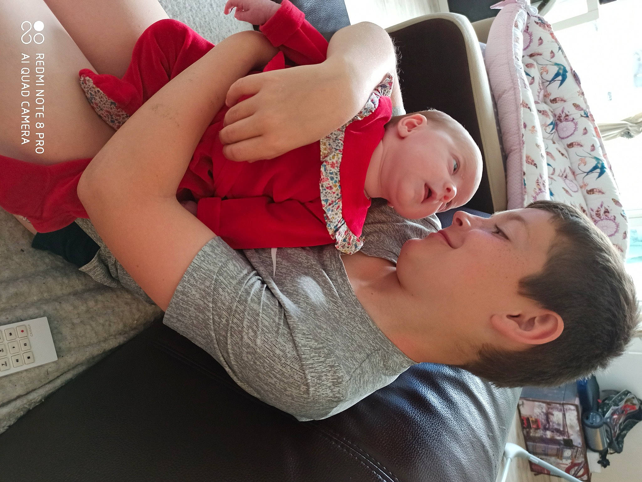 Lola participe au concours pour gagner de l'argent avec cette photo : baby, clothing, comfort, cool, elbow, eyewear, finger, glasses, hairstyle, hand, happy, interaction, joint, joy, knee, lap, mouth, person, skin, thigh