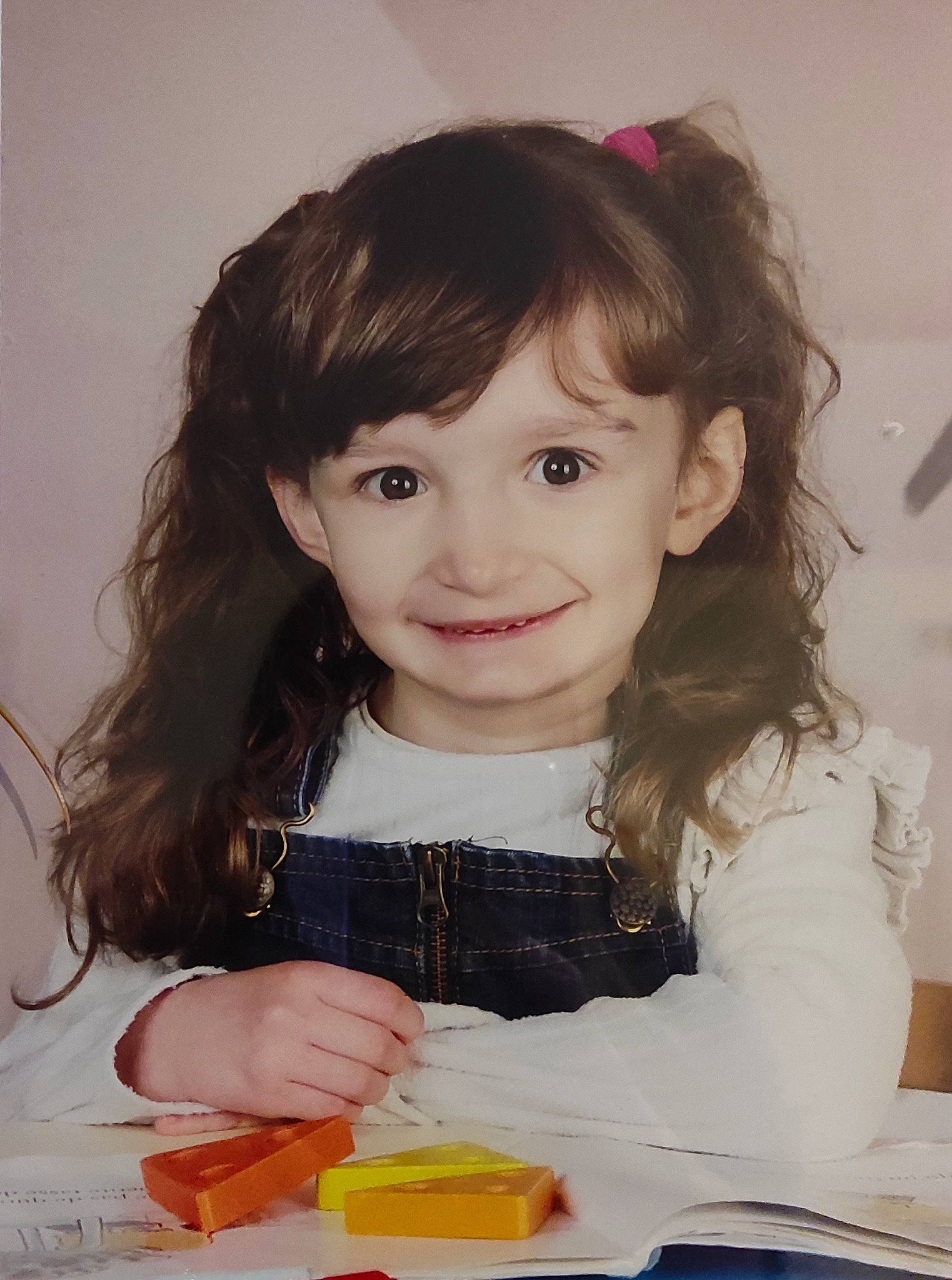 Emilia a rejoint le concours — aidez-le/la à gagner de superbes lots ! bangs, blond, brown_hair, chair, cheek, child, comfort_food, eyelash, facial_expression, fun, happy, hime_cut, iris, joy, lip, person, sitting, smile, sweetness, table