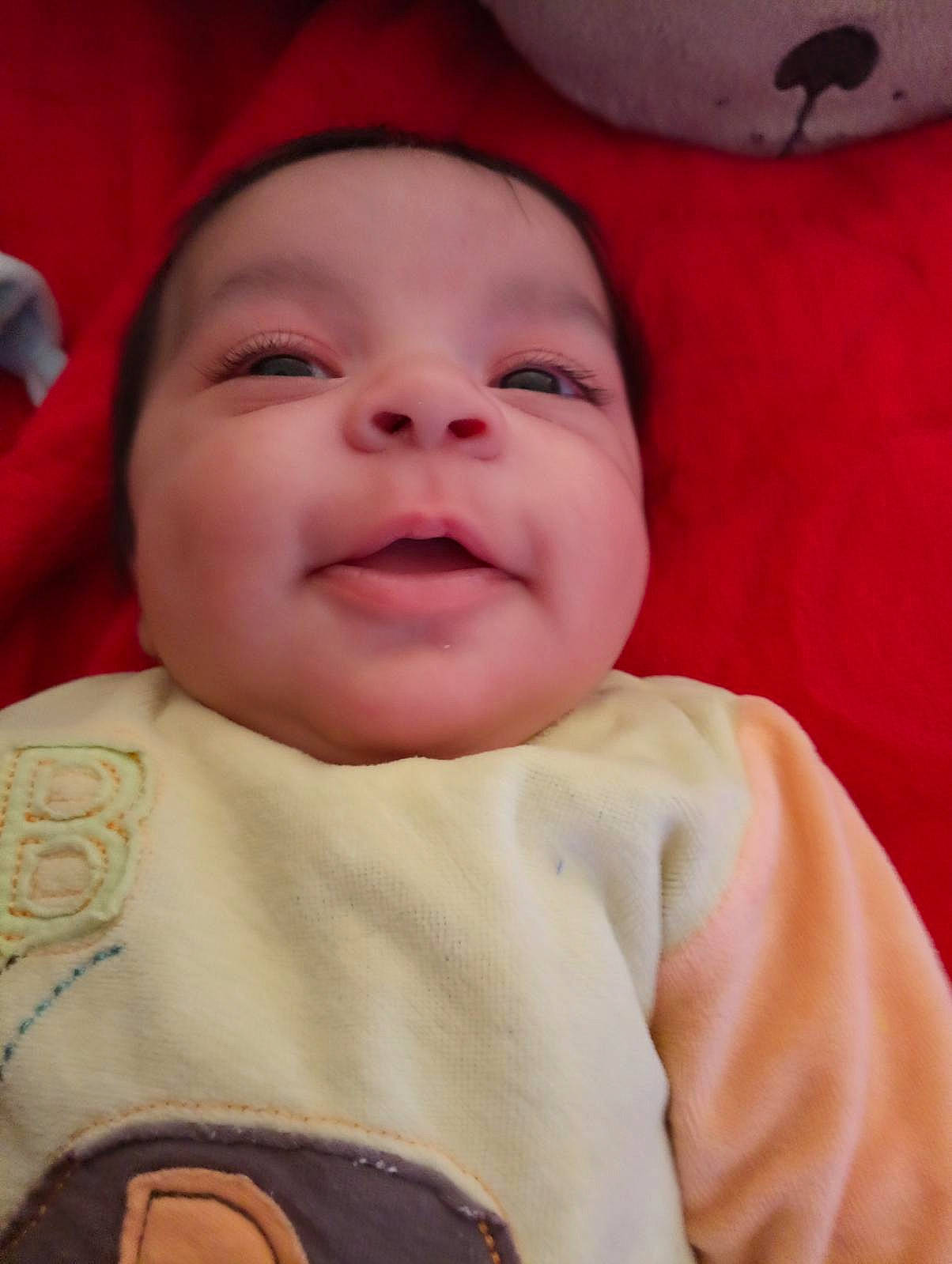 Swan participe au concours pour gagner de l'argent avec cette photo : baby, baby_toddler_clothing, cheek, chin, comfort, eye, eyebrow, face, finger, happy, head, iris, lip, mouth, nose, person, pink, skin, sleeve, smile