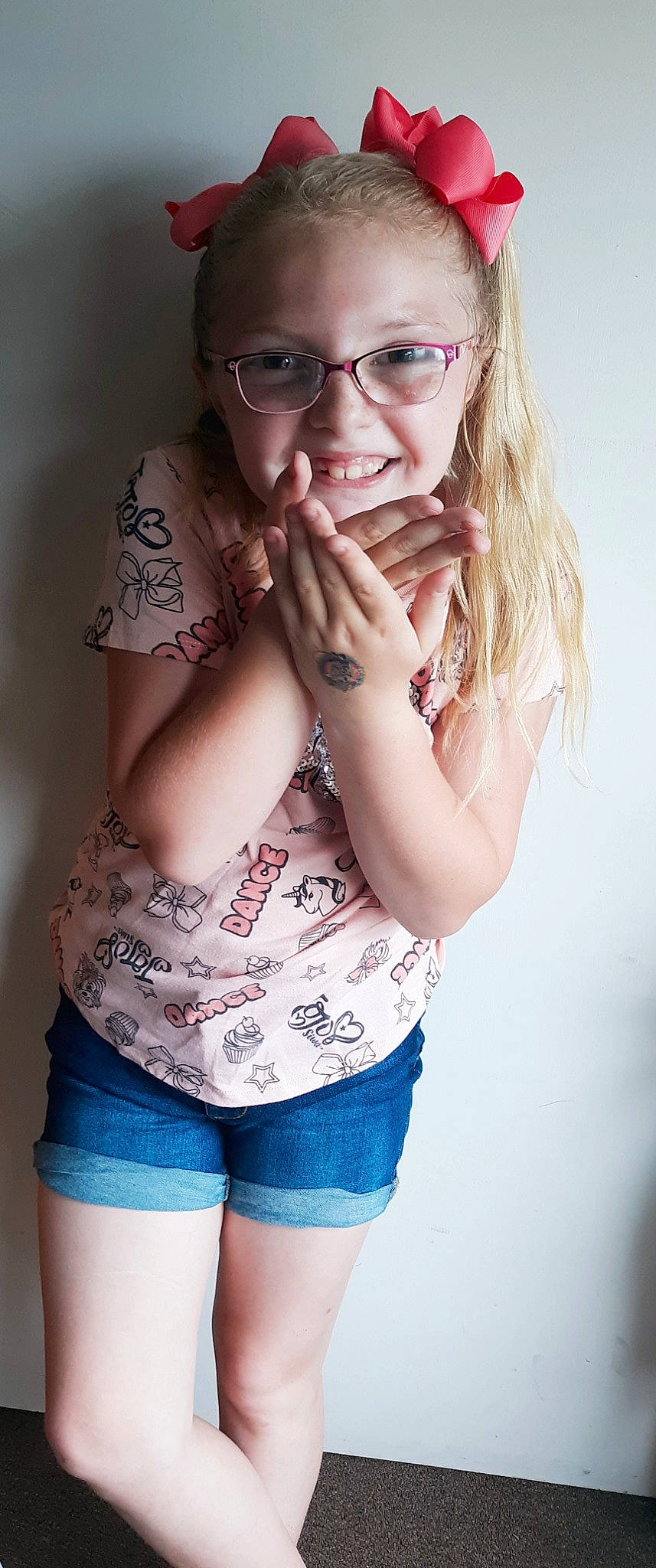 Jadyn is registered to the contest to win money with this photo: arm, beauty, blond, blue, cool, eye, eyewear, fashion, glasses, hair, hand, joint, joy, lip, mouth, nose, person, pink, shoulder, skin