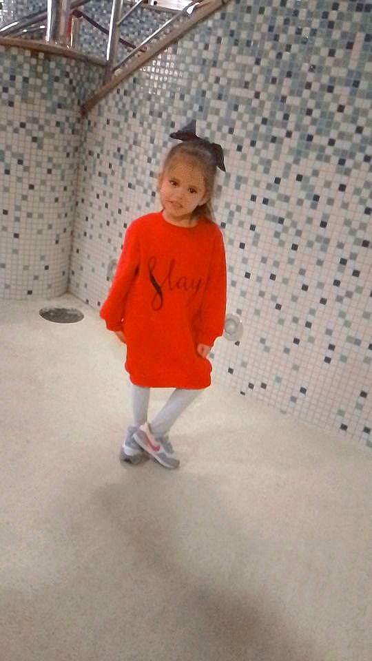 Shana participe au concours pour gagner de l'argent avec cette photo : baby_toddler_clothing, child, electric_blue, floor, flooring, fun, hat, knee, leisure, pattern, person, personal_protective_equipment, play, recreation, room, shoe, sleeve, sportswear, t_shirt, toddler