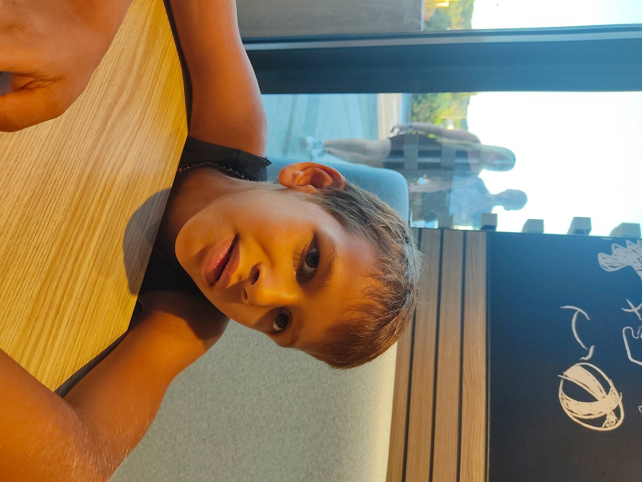 Lohan participe au concours pour gagner de l'argent avec cette photo : abdomen, beauty, chest, child, elbow, eyelash, eyewear, fun, gesture, happy, human_leg, leisure, logo, neck, nose, person, room, shoulder, t_shirt, vacation