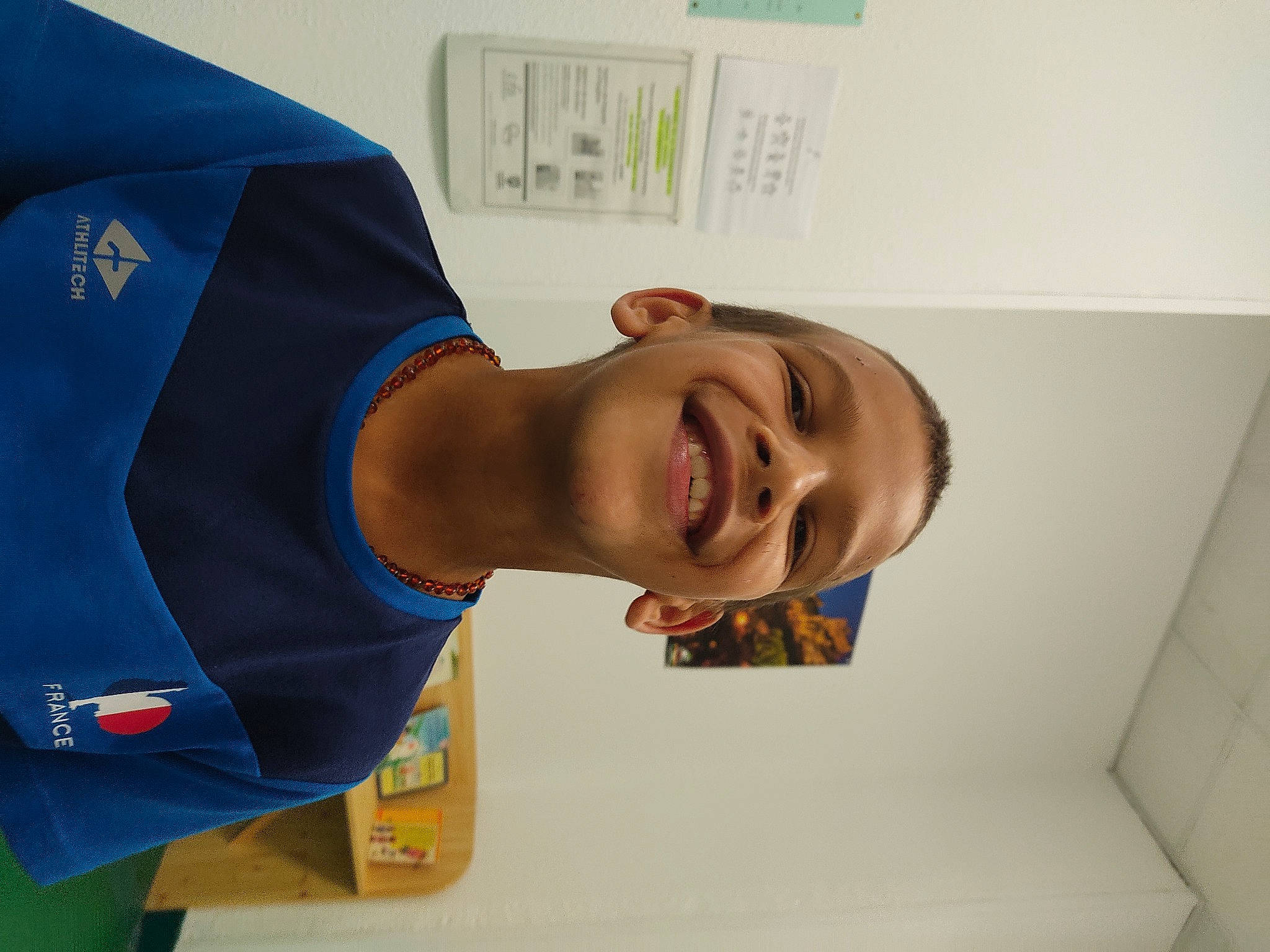 Lohan a rejoint le concours — aidez-le/la à gagner de superbes lots ! child, elbow, electric_blue, happy, headgear, joy, person, room, sleeve, smile, sportswear, t_shirt