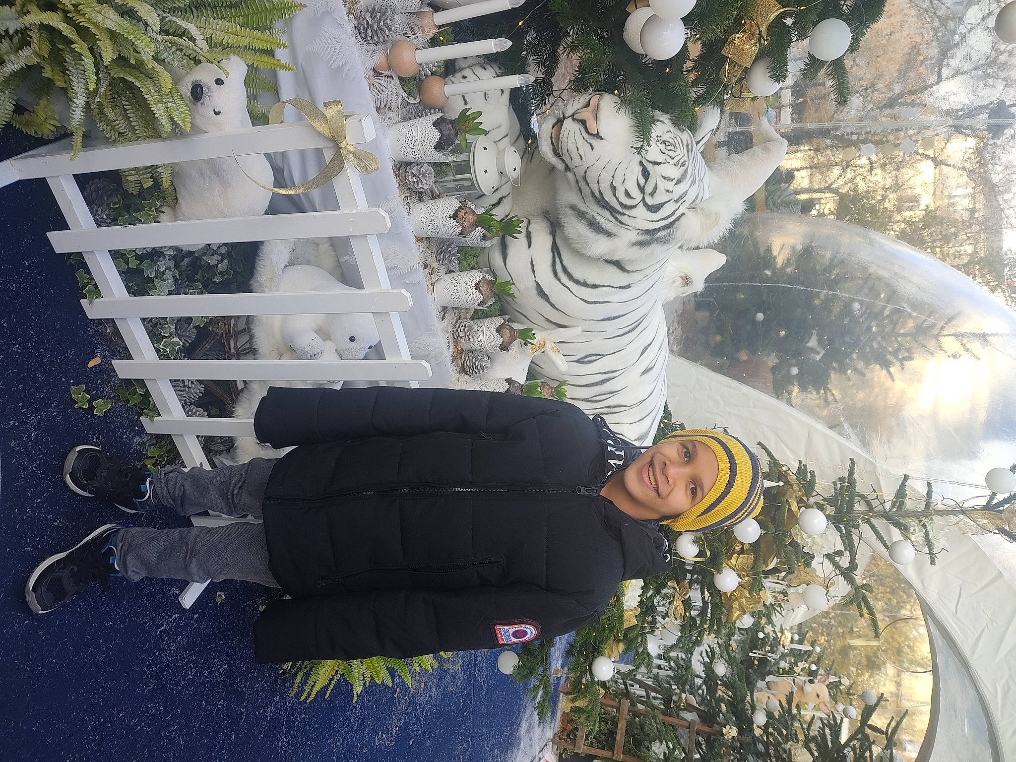 Lohan a rejoint le concours — aidez-le/la à gagner de superbes lots ! art, facade, fun, hat, headwear, joy, leisure, person, plant, smile, street_light, travel, tree, visual_arts, winter, world