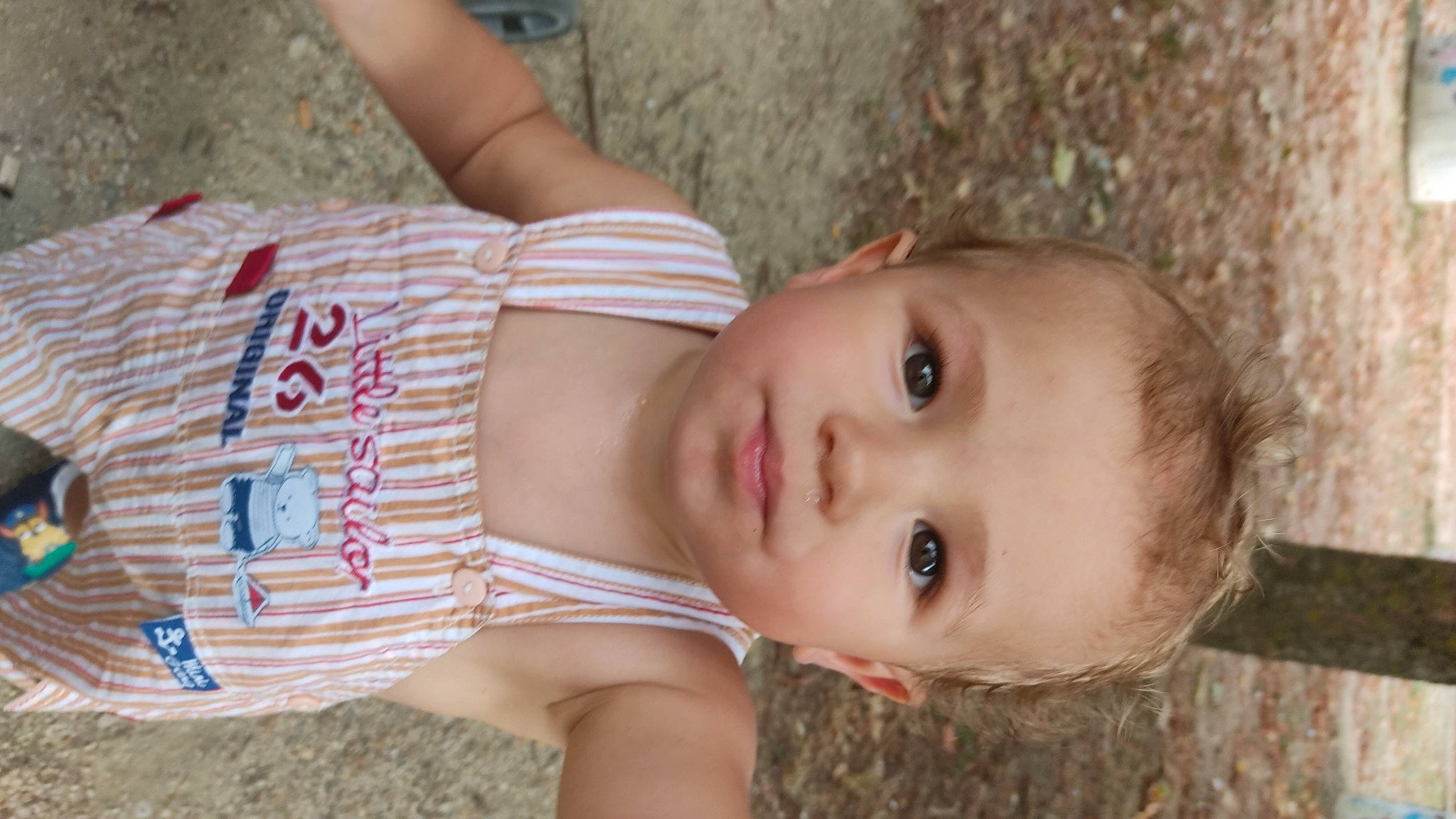 Ewen participe au concours pour gagner de l'argent avec cette photo : arm, cheek, child, fawn, grass, hair, hairstyle, human_body, iris, lip, mammal, mouth, nose, people_in_nature, person, plant, skin, toddler, tree, trunk