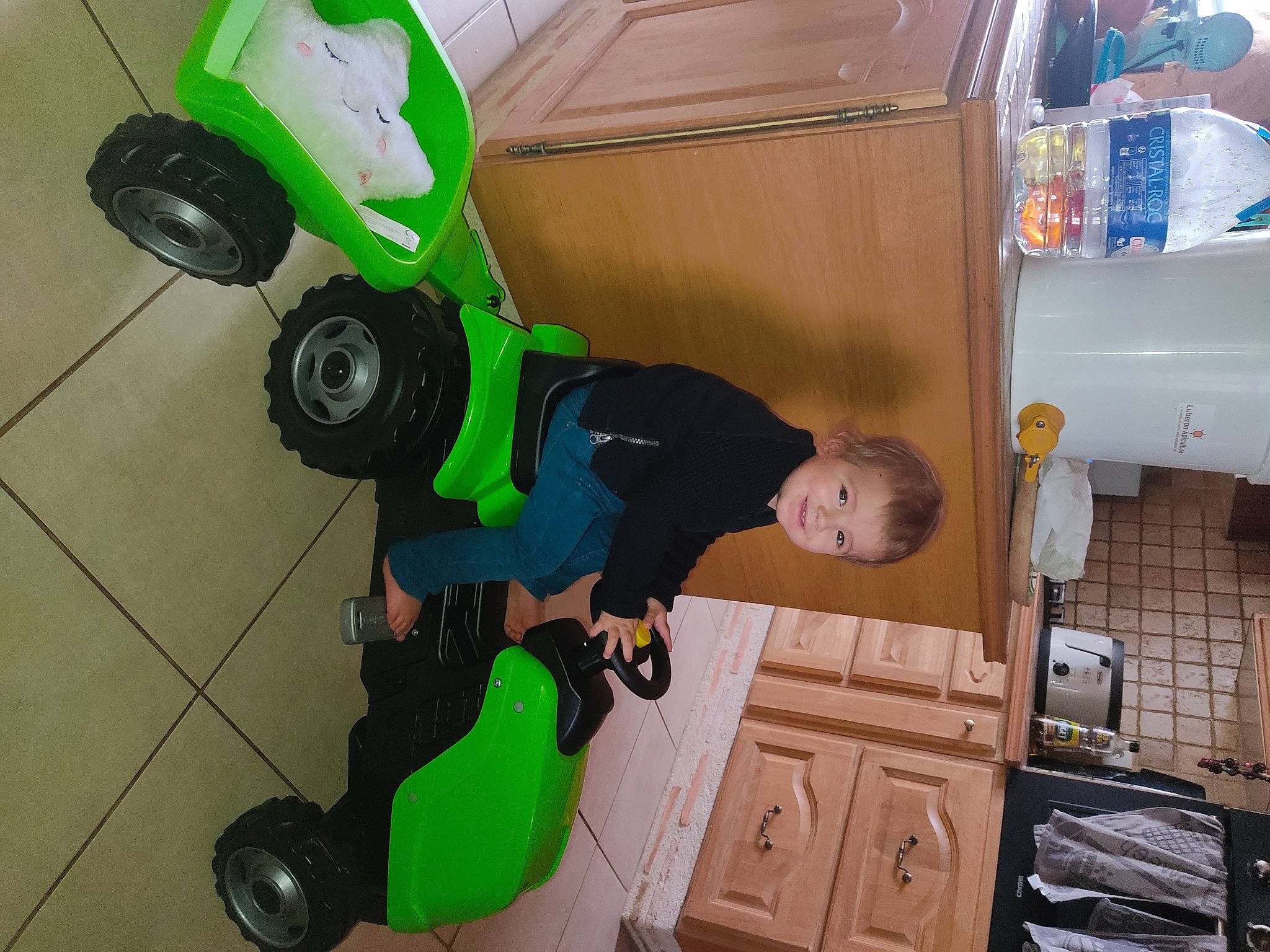 Ewen participe au concours pour gagner de l'argent avec cette photo : automotive_design, automotive_exterior, automotive_lighting, automotive_tire, automotive_wheel_system, cabinetry, child, cupboard, drawer, fender, joy, machine, motor_vehicle, person, personal_protective_equipment, recreation, room, tire, toddler, vehicle