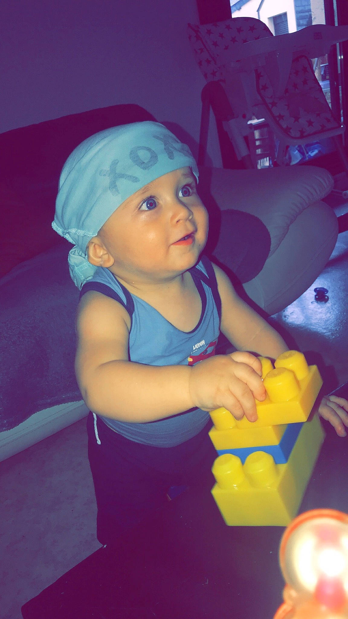 Thïago a rejoint le concours — aidez-le/la à gagner de superbes lots ! arm, baby, baby_toddler_clothing, baseball_cap, cap, child, electric_blue, eye, finger, fun, happy, hat, headwear, leisure, person, purple, recreation, sitting, t_shirt, thumb