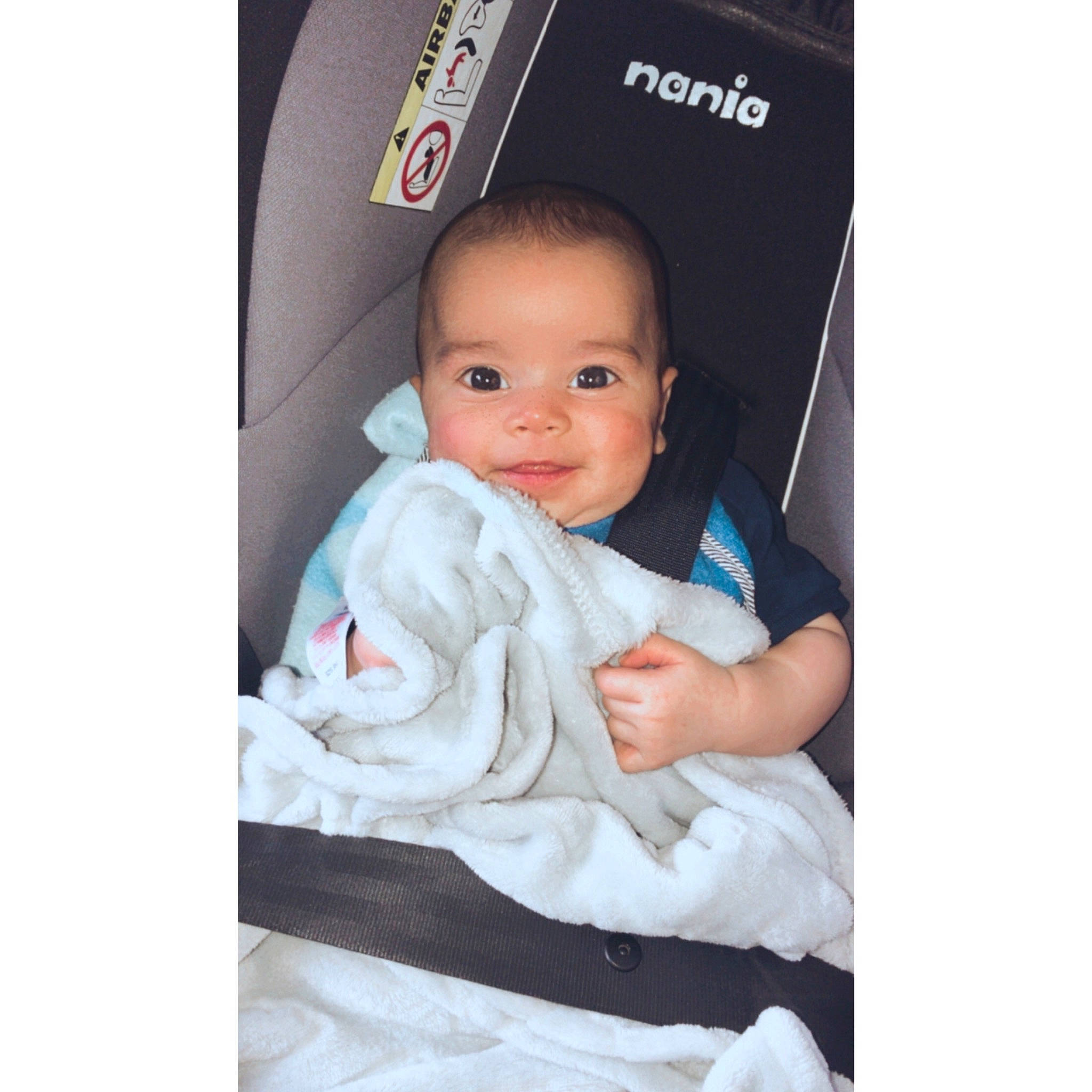 Mylaan a rejoint le concours — aidez-le/la à gagner de superbes lots ! arm, baby, baby_products, blanket, child, comfort, head, linens, person, product, sleeve, smile, t_shirt, textile, toddler