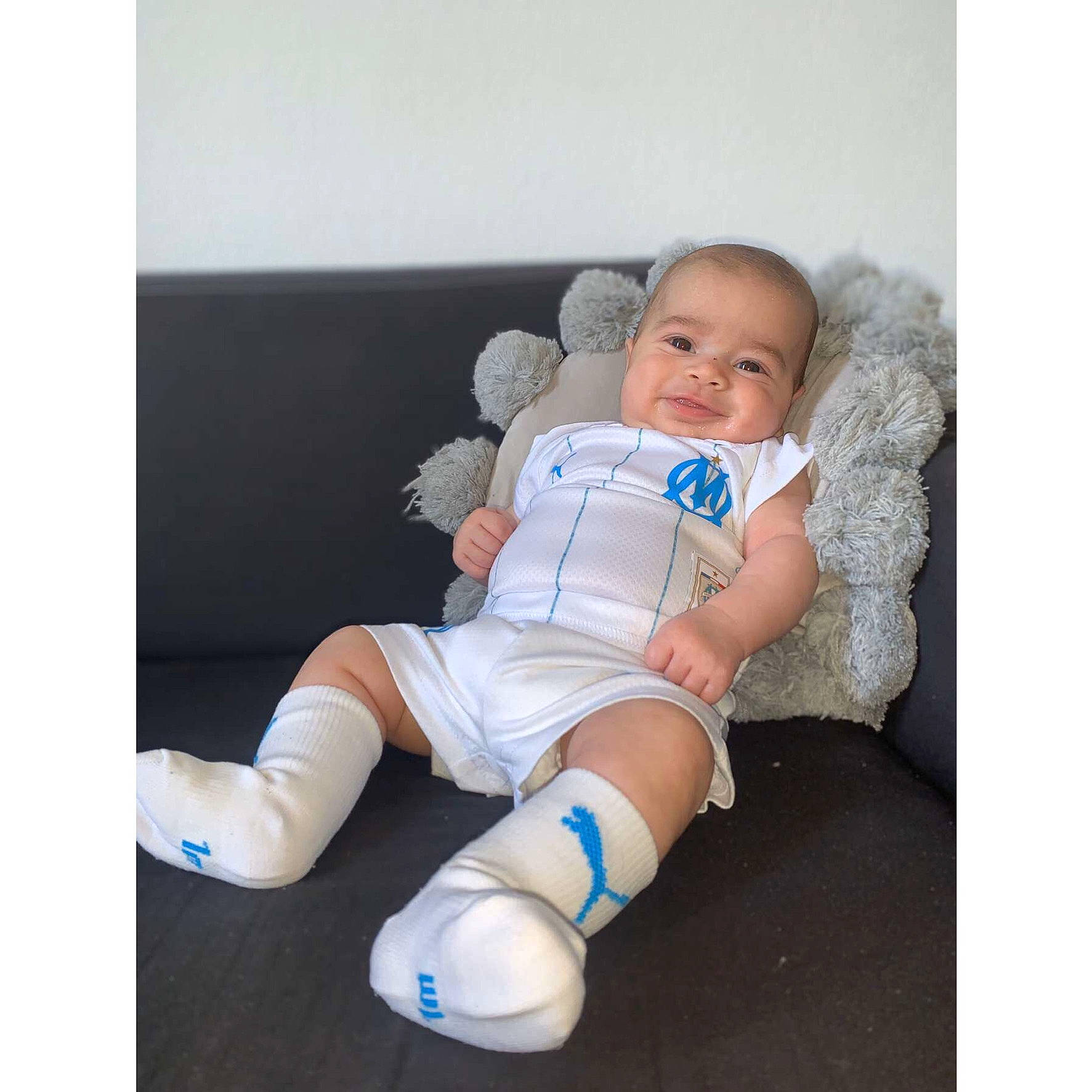 Mylaan a rejoint le concours — aidez-le/la à gagner de superbes lots ! arm, baby, baby_products, beige, child, comfort, joint, joy, knee, leg, person, product, shoe, sitting, toddler