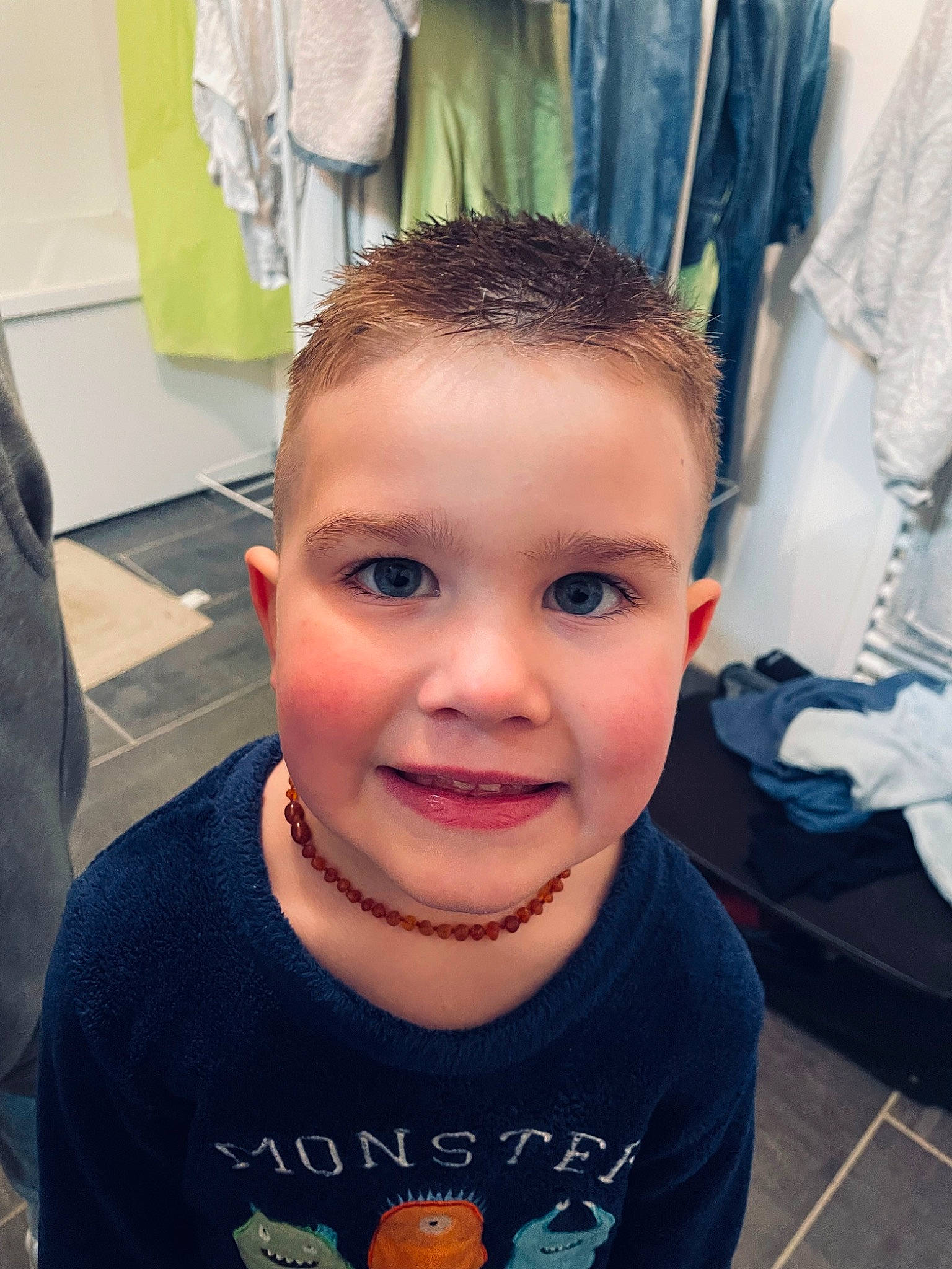 Luc participe au concours pour gagner de l'argent avec cette photo : beauty_salon, black_hair, cheek, chin, cool, ear, eyelash, forehead, hairstyle, happy, human, jaw, joint, joy, lip, mouth, neck, nose, person, skin