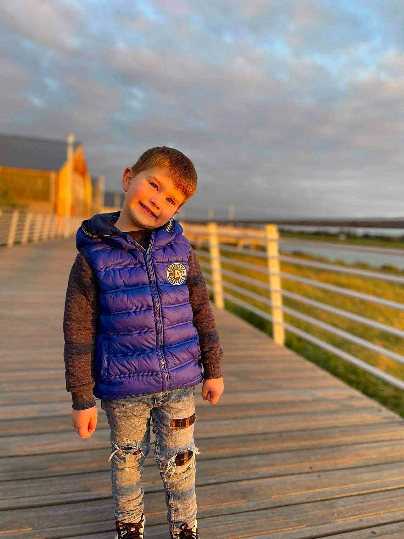 Luc participe au concours pour gagner de l'argent avec cette photo : boardwalk, child, cloud, dusk, electric_blue, evening, flash_photography, fun, happy, horizon, joy, landscape, leisure, ocean, people_in_nature, person, sky, smile, toddler, travel
