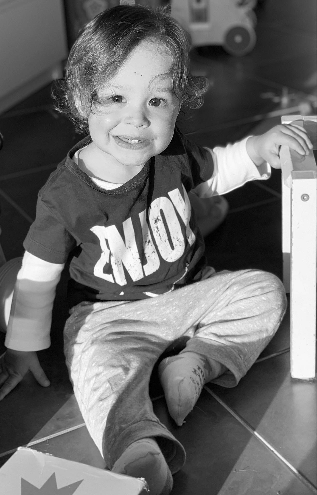 Lucas a rejoint le concours — aidez-le/la à gagner de superbes lots ! black, black_and_white, child, elbow, face, flash_photography, fun, hairstyle, happy, joy, knee, monochrome, monochrome_photography, person, photograph, smile, snapshot, standing, style, t_shirt