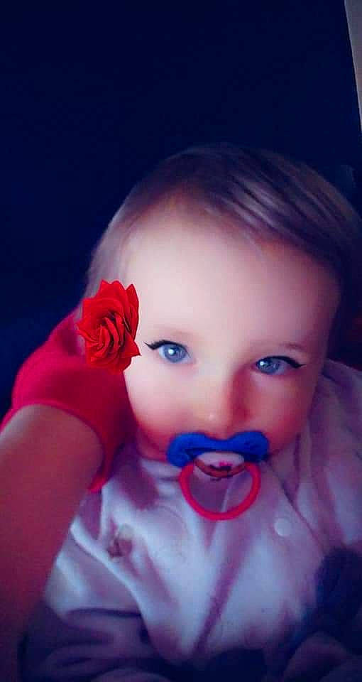 Sacha participe au concours pour gagner de l'argent avec cette photo : beard, black_hair, cheek, ear, electric_blue, eyelash, flash_photography, flower, happy, human_body, iris, jaw, lip, mouth, neck, no_expression, nose, person, petal, skin