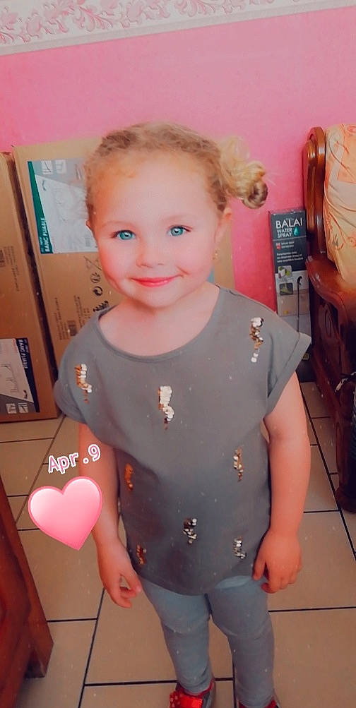 Jade a rejoint le concours — aidez-le/la à gagner de superbes lots ! arm, blond, cheek, child, ear, face, head, joint, joy, neck, person, pink, shoulder, skin, sleeve, standing, toddler