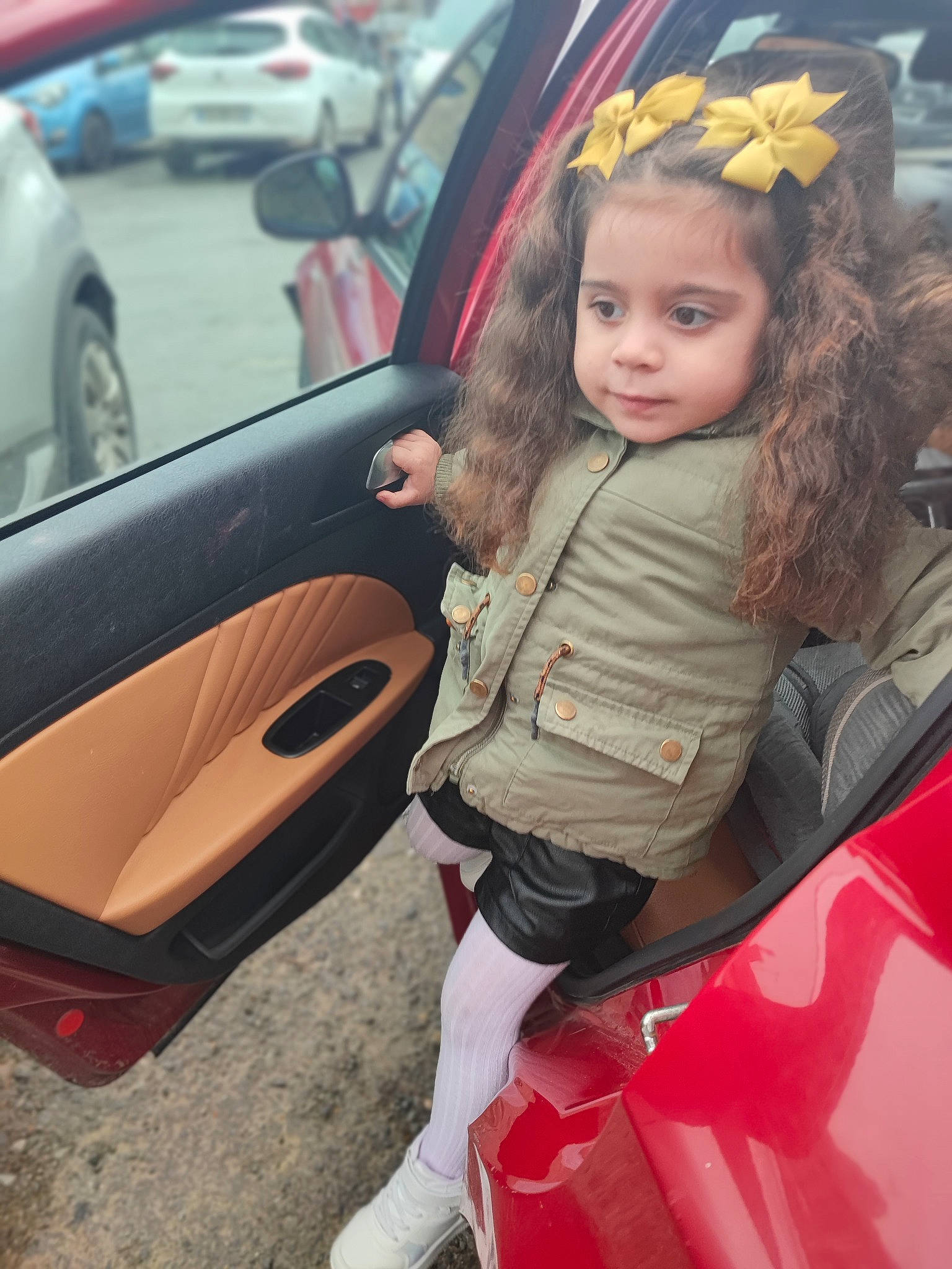 Angel participe au concours pour gagner de l'argent avec cette photo : auto_part, automotive_design, automotive_exterior, automotive_lighting, automotive_tire, automotive_wheel_system, automotive_window_part, bumper, car, family_car, hood, land_vehicle, long_hair, motor_vehicle, person, personal_luxury_car, steering_wheel, toddler, vehicle, vehicle_door
