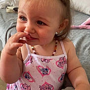 Kyara participe au concours pour gagner de l'argent avec cette photo : toddler, child, girl, cute, portrait, indoors, clothing, necklace, pony_tail, hand, face, expression, blanket, couch, home, furniture, pink, patterned_shirt, soft_texture, nail_biting