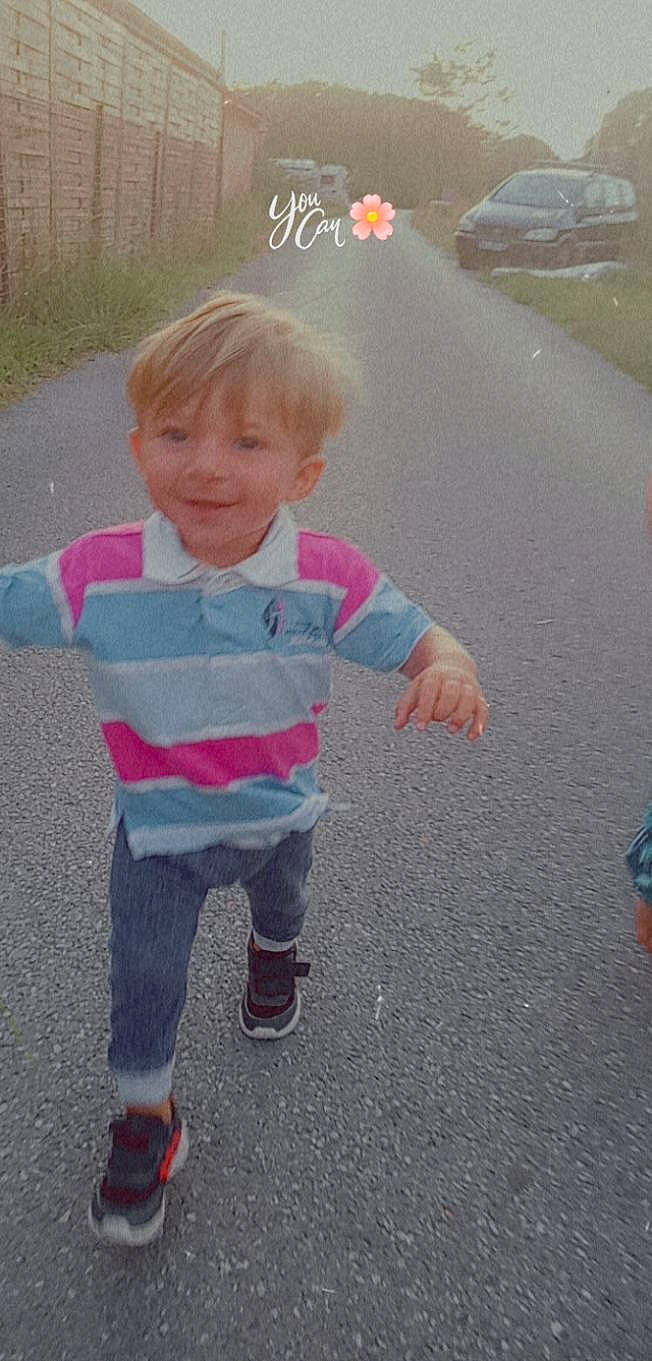 Bayron participe au concours pour gagner de l'argent avec cette photo : asphalt, child, joy, person, play, road_surface, toddler