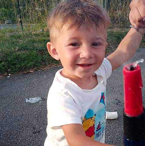 Bayron a rejoint le concours — aidez-le/la à gagner de superbes lots ! arm, child, cool, finger, fun, hand, happy, joy, person, plant, play, smile, summer, toddler