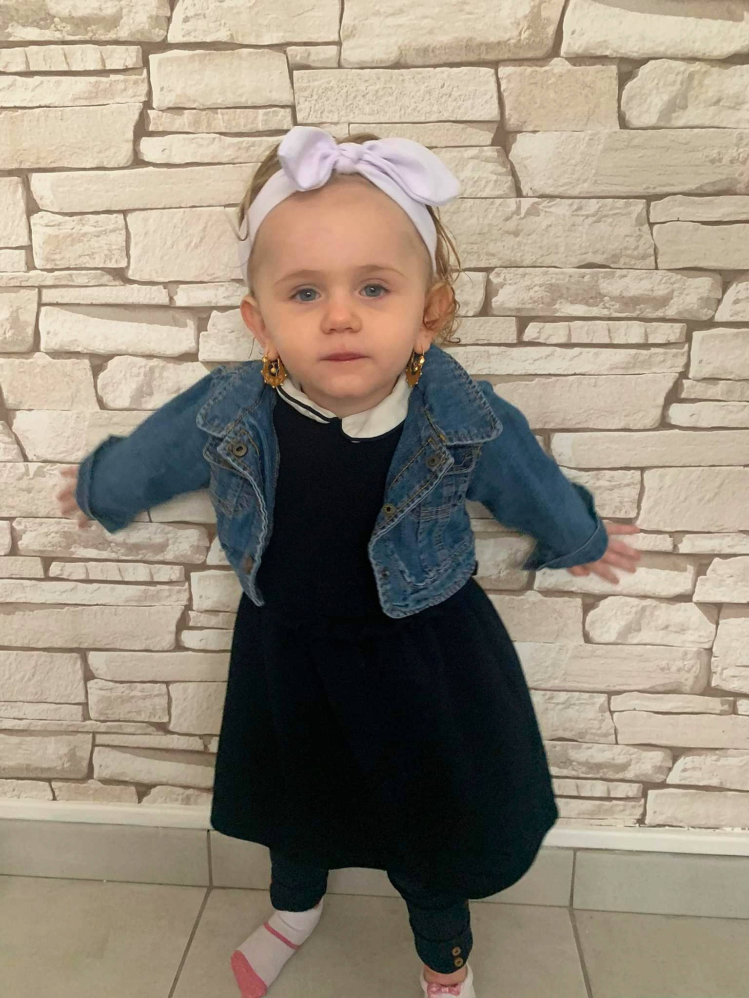 Marion participe au concours pour gagner de l'argent avec cette photo : baby, baby_toddler_clothing, clothing, collar, dress, face, flash_photography, hair, happy, head, headgear, lip, outerwear, person, pink, purple, sleeve, standing, street_fashion, sunglasses