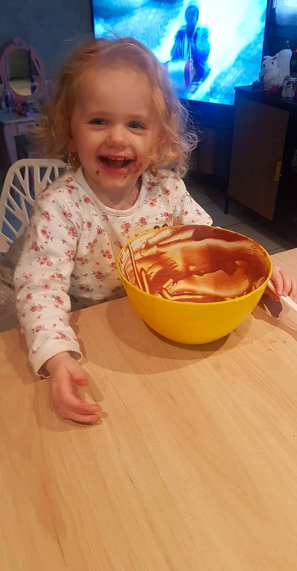 Marion participe au concours pour gagner de l'argent avec cette photo : baby, baby_food, baby_toddler_clothing, chair, child, cuisine, dish, facial_expression, flooring, food, fun, happy, hardwood, ingredient, joy, person, recipe, smile, table, tableware