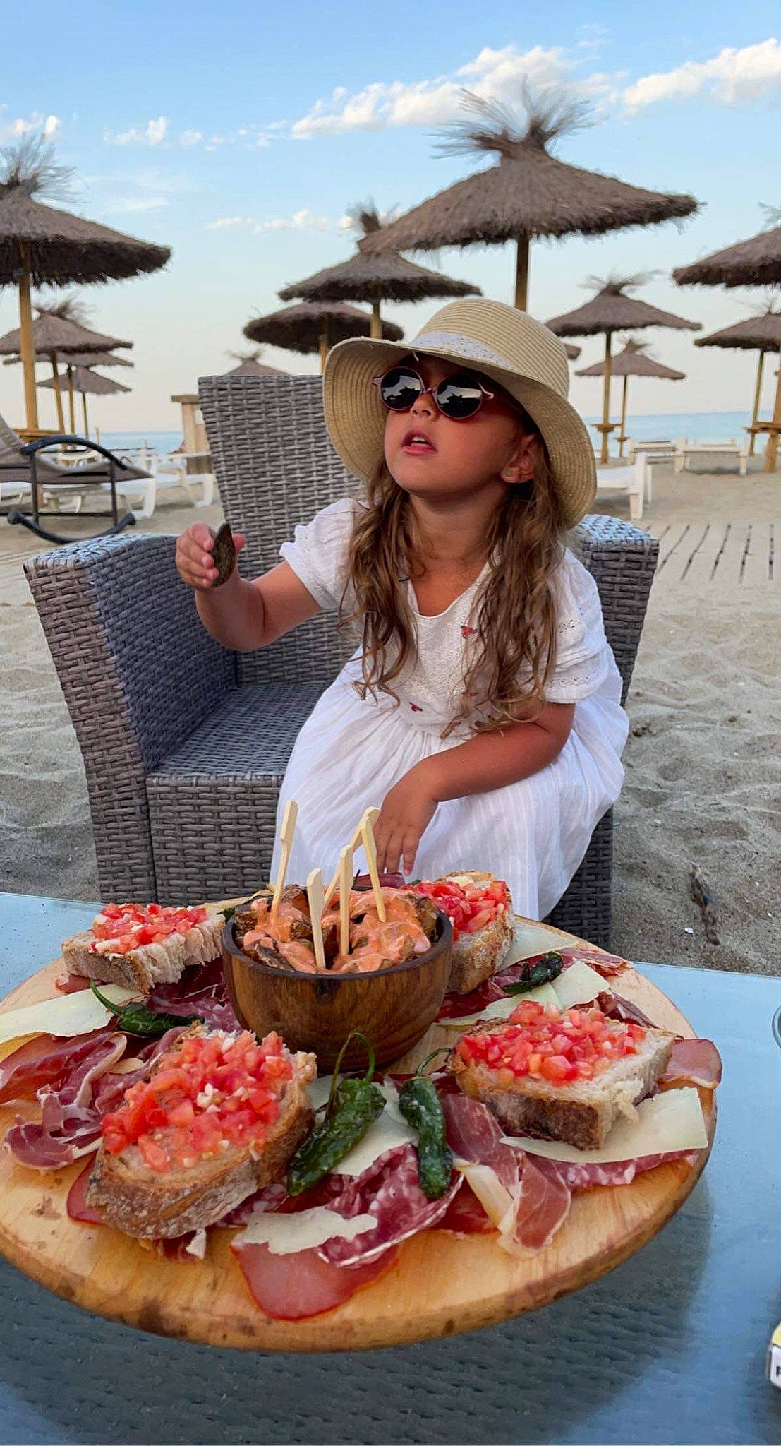 Jade a rejoint le concours — aidez-le/la à gagner de superbes lots ! chair, cuisine, dish, fast_food, food, glasses, goggles, hat, headwear, ingredient, person, plate, recipe, sandwich, sky, submarine_sandwich, summer, sunglasses, table, tableware
