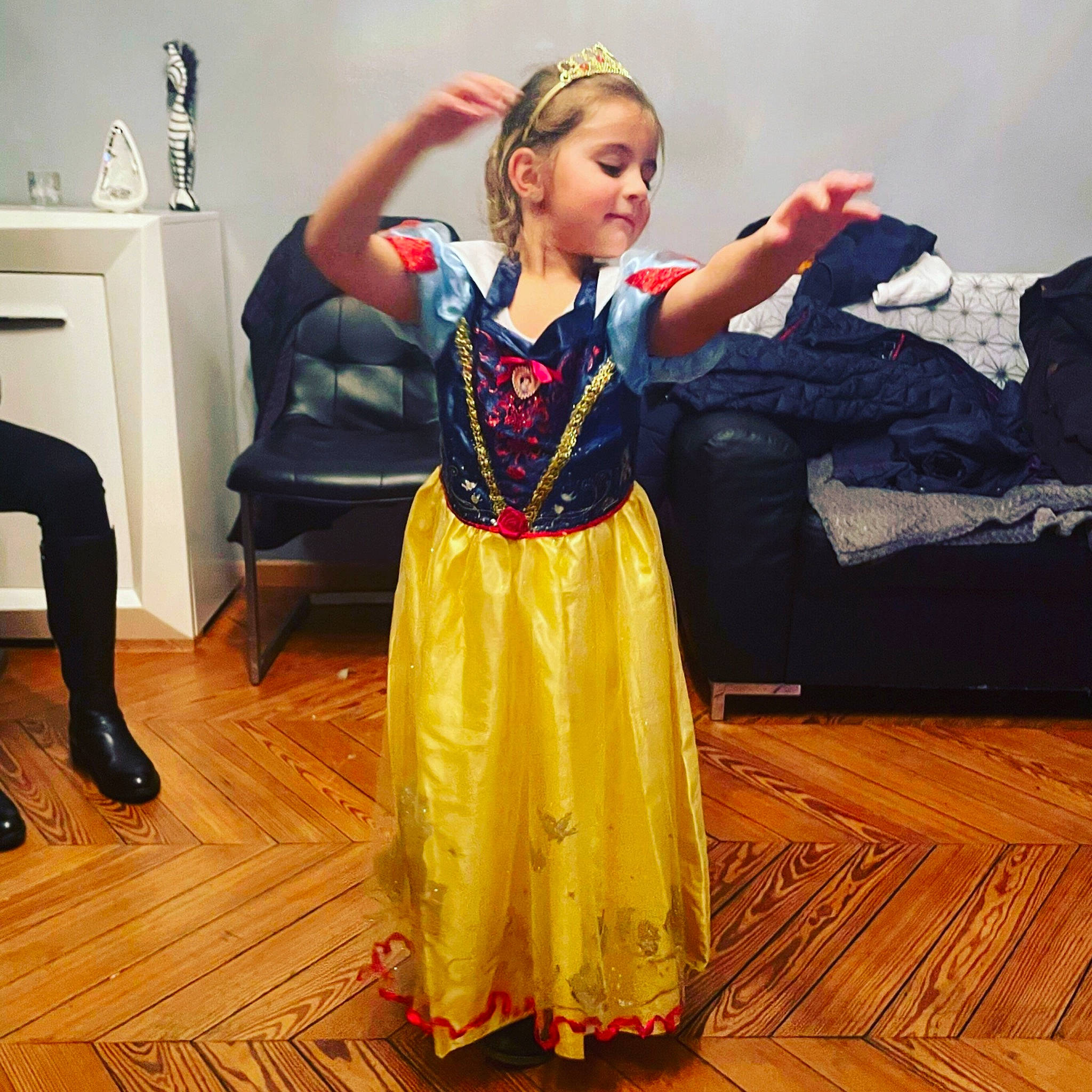 Jade a rejoint le concours — aidez-le/la à gagner de superbes lots ! blond, dress, entertainment, event, fashion_design, flooring, formal_wear, fun, happy, hardwood, human_leg, jewellery, laminate_flooring, long_hair, performance_art, performing_arts, person, shoe, toddler, waist