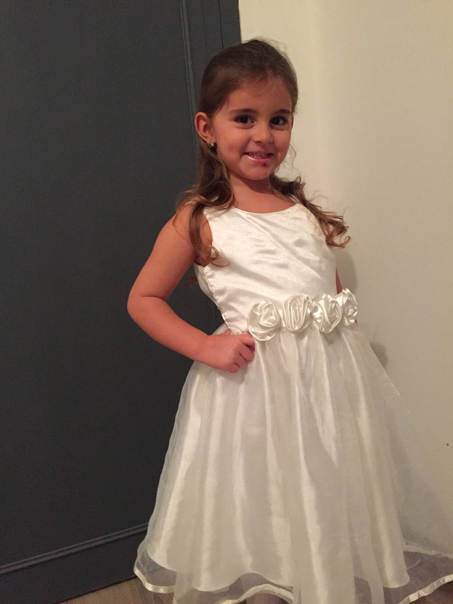 Jade participe au concours pour gagner de l'argent avec cette photo : blond, bridal_accessory, bridal_party_dress, day_dress, dress, event, fashion_design, flash_photography, flooring, formal_wear, gown, hair, happy, joy, one_piece_garment, person, shoulder, sleeve, smile, toddler