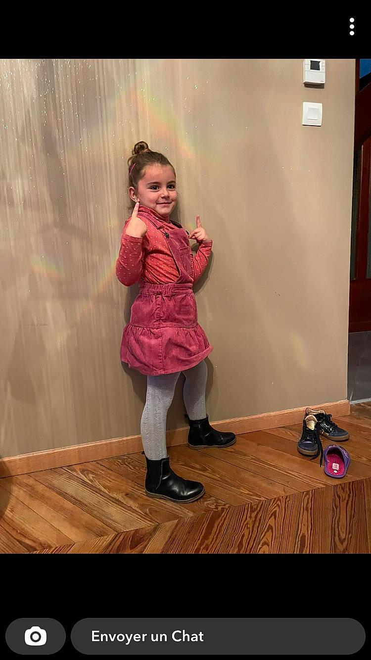 Jade a rejoint le concours — aidez-le/la à gagner de superbes lots ! beauty, boot, child, fashion_design, floor, flooring, fun, happy, hardwood, human_leg, joy, knee, magenta, person, pink, room, shoe, smile, standing, toddler