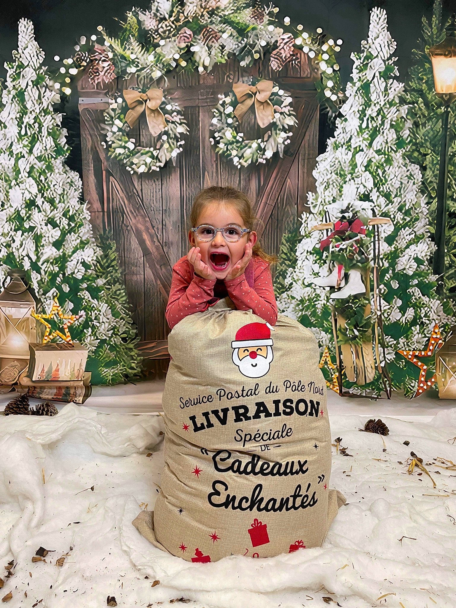 Jade participe au concours pour gagner de l'argent avec cette photo : cake_decorating, christmas, christmas_decoration, christmas_eve, christmas_ornament, christmas_tree, dress, event, evergreen, happy, holiday, holiday_ornament, ornament, people_in_nature, person, plant, sugar_cake, tradition, tree, white