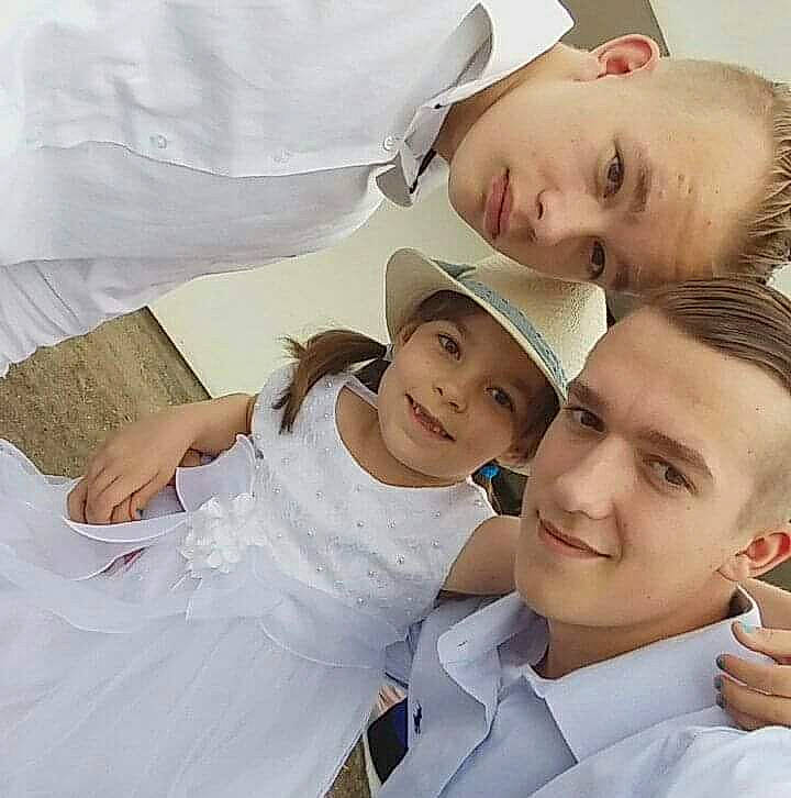 Lilou participe au concours pour gagner de l'argent avec cette photo : baby, birth, child, daughter, ear, family, father, happy, headwear, joy, love, mother, nose, people, person, selfie, skin, smile, textile, toddler