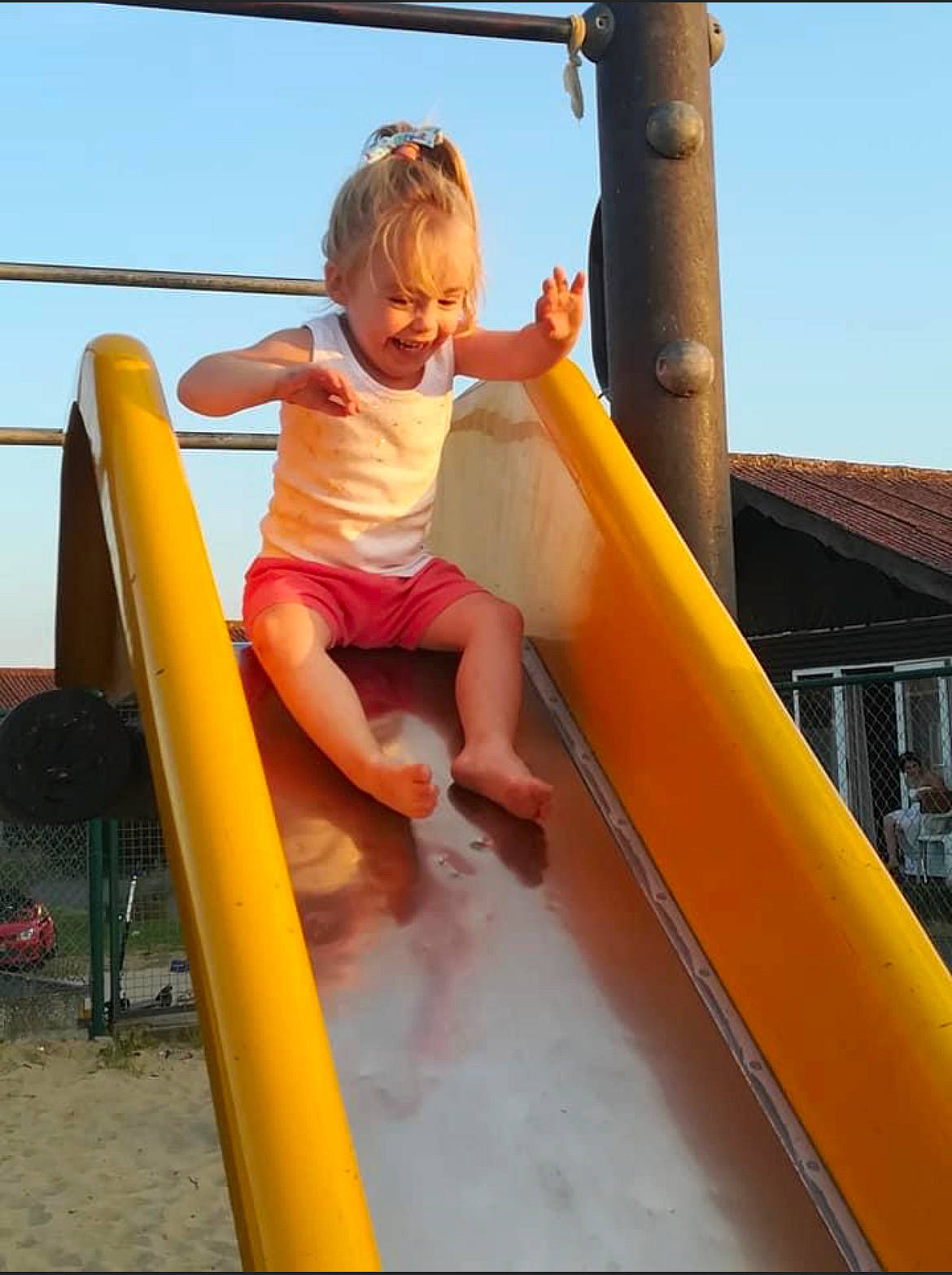 Laelia a rejoint le concours — aidez-le/la à gagner de superbes lots ! baby_toddler_clothing, child, chute, city, fun, happy, joy, leisure, outdoor_play_equipment, person, play, playground, playground_slide, recreation, shade, shorts, sky, summer, t_shirt, toddler