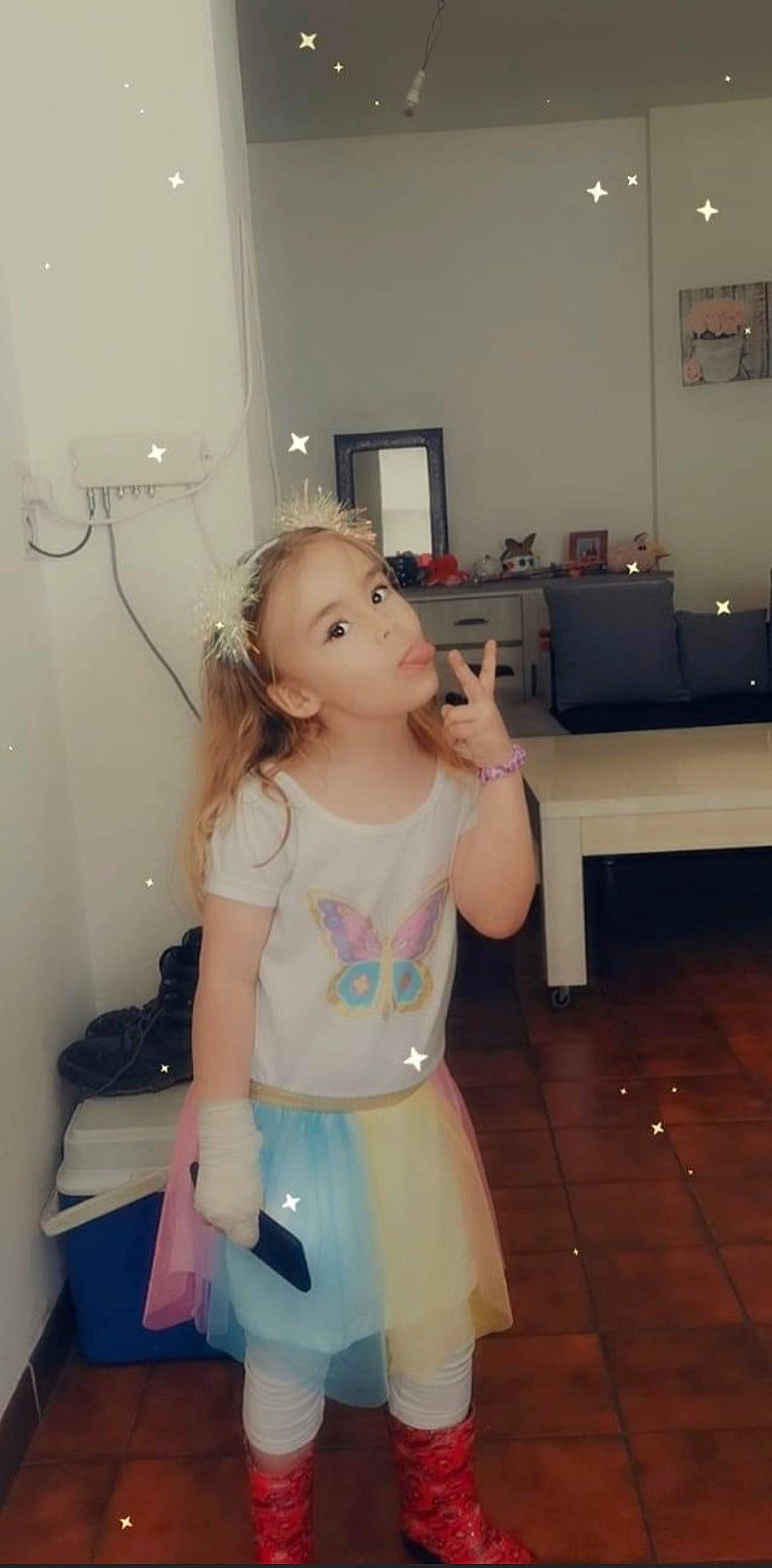 Laelia participe au concours pour gagner de l'argent avec cette photo : chest, chin, eye, eyebrow, flooring, gesture, happy, human_leg, iris, joint, long_hair, neck, person, skin, sleeve, standing, thigh, thumb, toddler, trunk