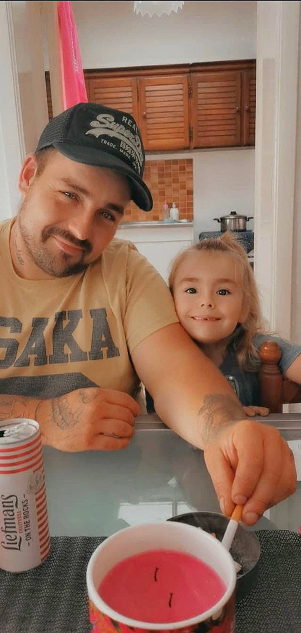 Laelia a rejoint le concours — aidez-le/la à gagner de superbes lots ! arm, baseball_cap, beard, cap, cooking, cup, drinkware, face, fun, happy, hat, headwear, joy, muscle, person, serveware, smile, snapshot, t_shirt, table