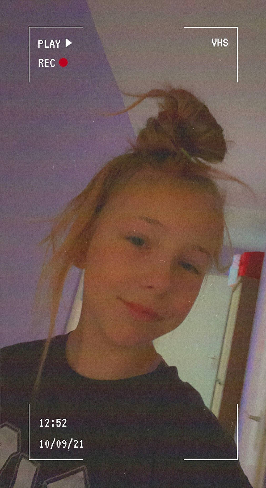 Louna a rejoint le concours — aidez-le/la à gagner de superbes lots ! bangs, black_hair, blond, cheek, chin, ear, eyebrow, eyelash, facial_expression, forehead, fun, hair, iris, jaw, lip, long_hair, nose, person, smile, space