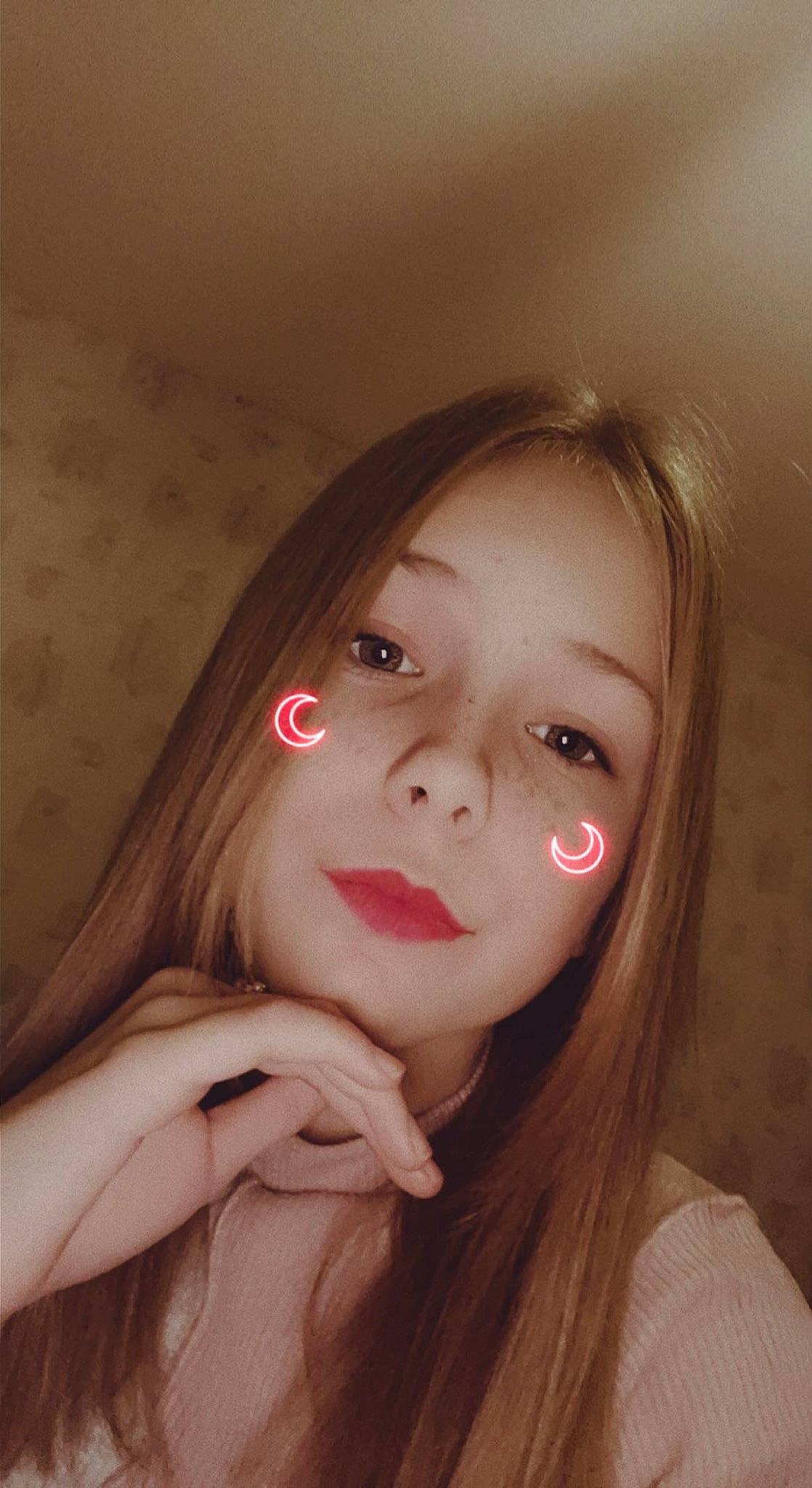 Louna participe au concours pour gagner de l'argent avec cette photo : black_hair, cheek, chin, ear, eyelash, flash_photography, gesture, happy, iris, jaw, layered_hair, lip, lipstick, long_hair, makeover, mouth, neck, nose, person, shoulder