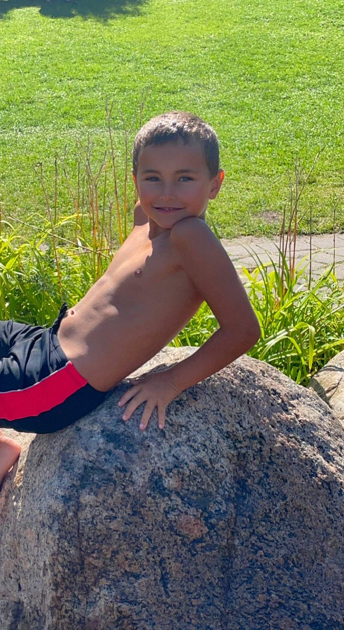 Maverick participe au concours pour gagner de l'argent avec cette photo : abdomen, electric_blue, flash_photography, fun, grass, grass_family, hair, happy, human_body, human_leg, joy, leisure, neck, people_in_nature, person, plant, sitting, smile, soil, thigh