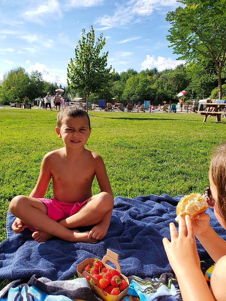 Maverick participe au concours pour gagner de l'argent avec cette photo : cloud, event, food, fruit, fun, grass, green, happy, joy, leisure, people_in_nature, person, picnic, plant, public_space, recreation, shorts, sky, smile, summer