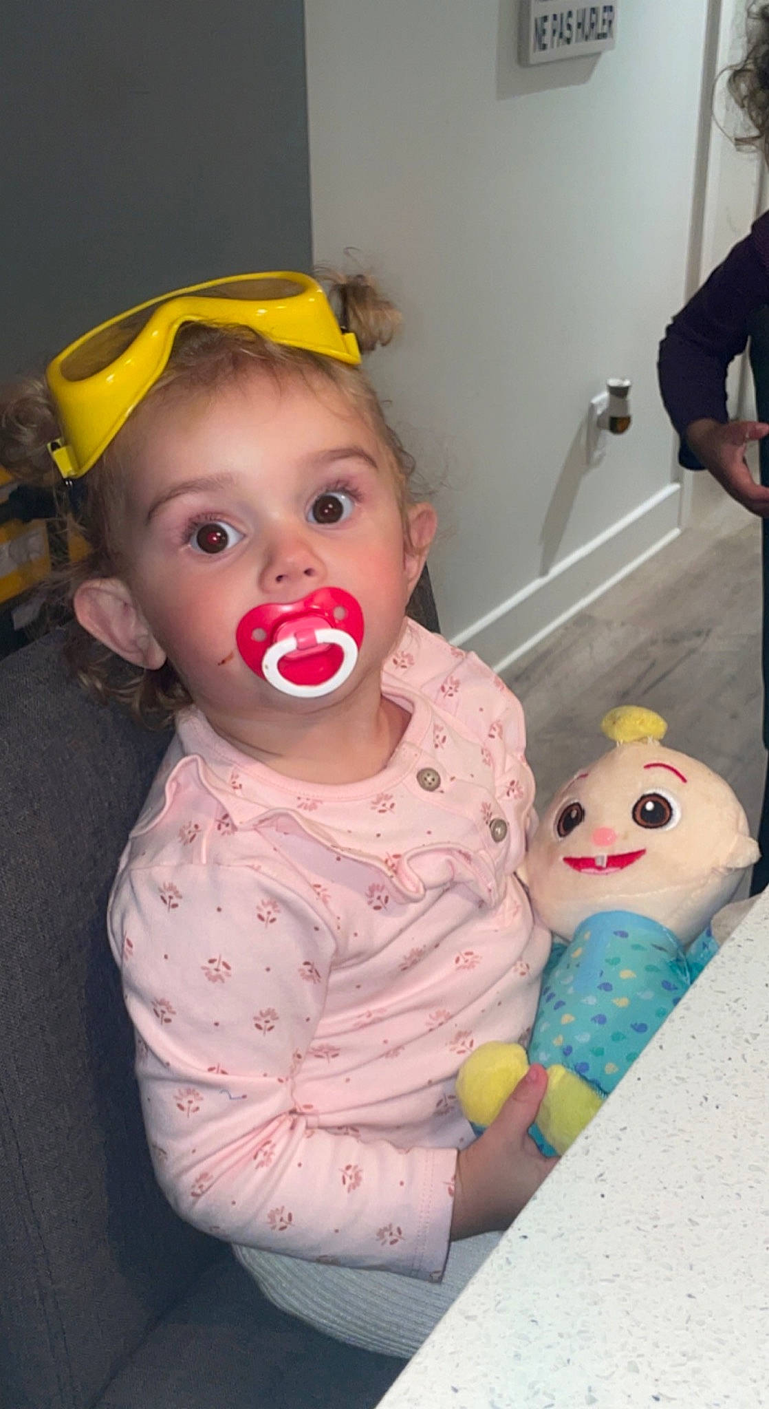 Mayzie-kym a rejoint le concours — aidez-le/la à gagner de superbes lots ! baby, baby_products, baby_toddler_clothing, baby_toys, cheek, child, eyelash, fun, happy, lip, mouth, nose, person, play, product, room, sitting, skin, stuffed_toy, surprise