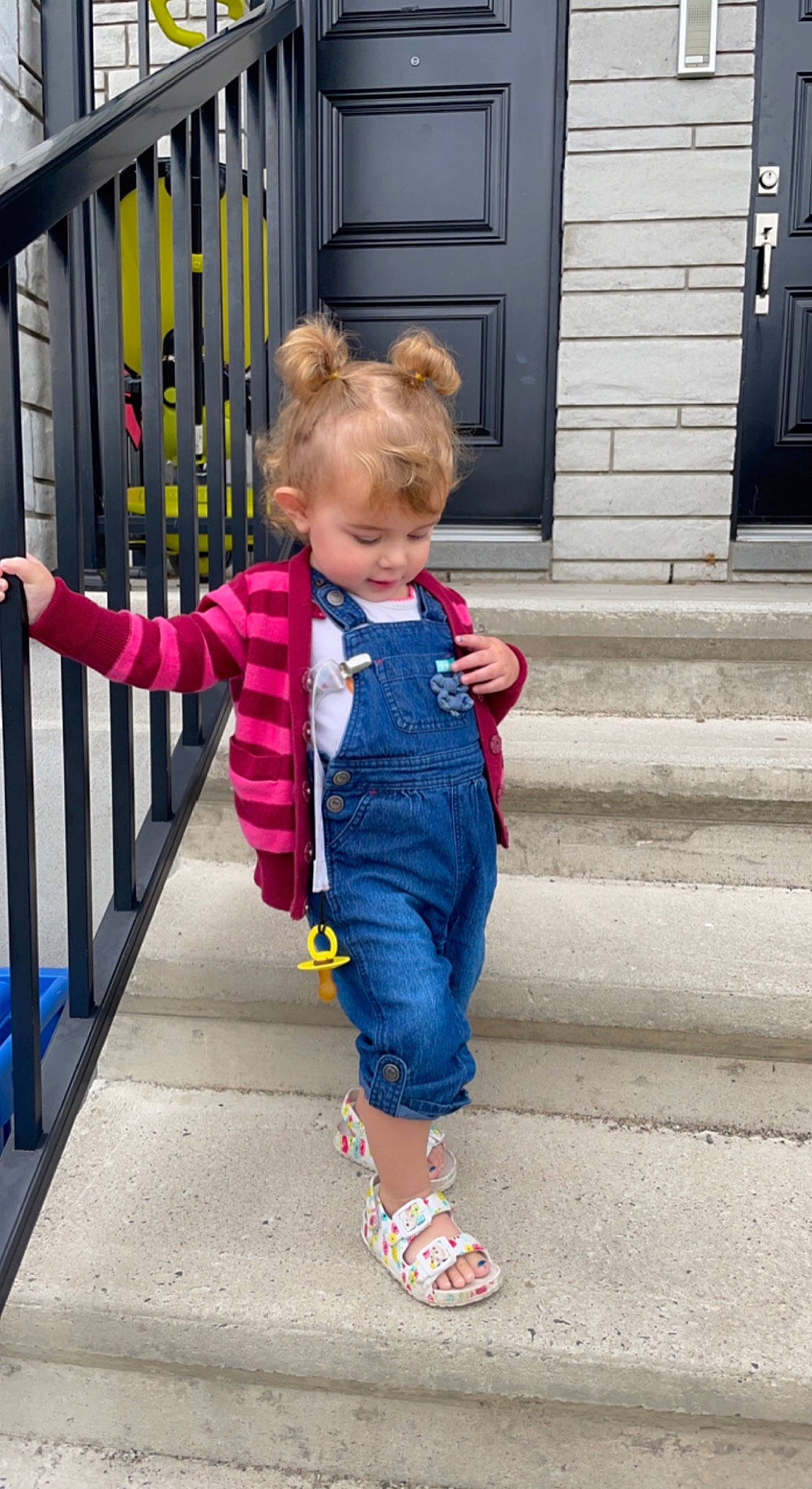 Mayzie-kym a rejoint le concours — aidez-le/la à gagner de superbes lots ! baby, baby_toddler_clothing, blue, child, denim, door, electric_blue, fence, fun, home_door, leg, leisure, magenta, pattern, person, play, recreation, sidewalk, sleeve, stairs