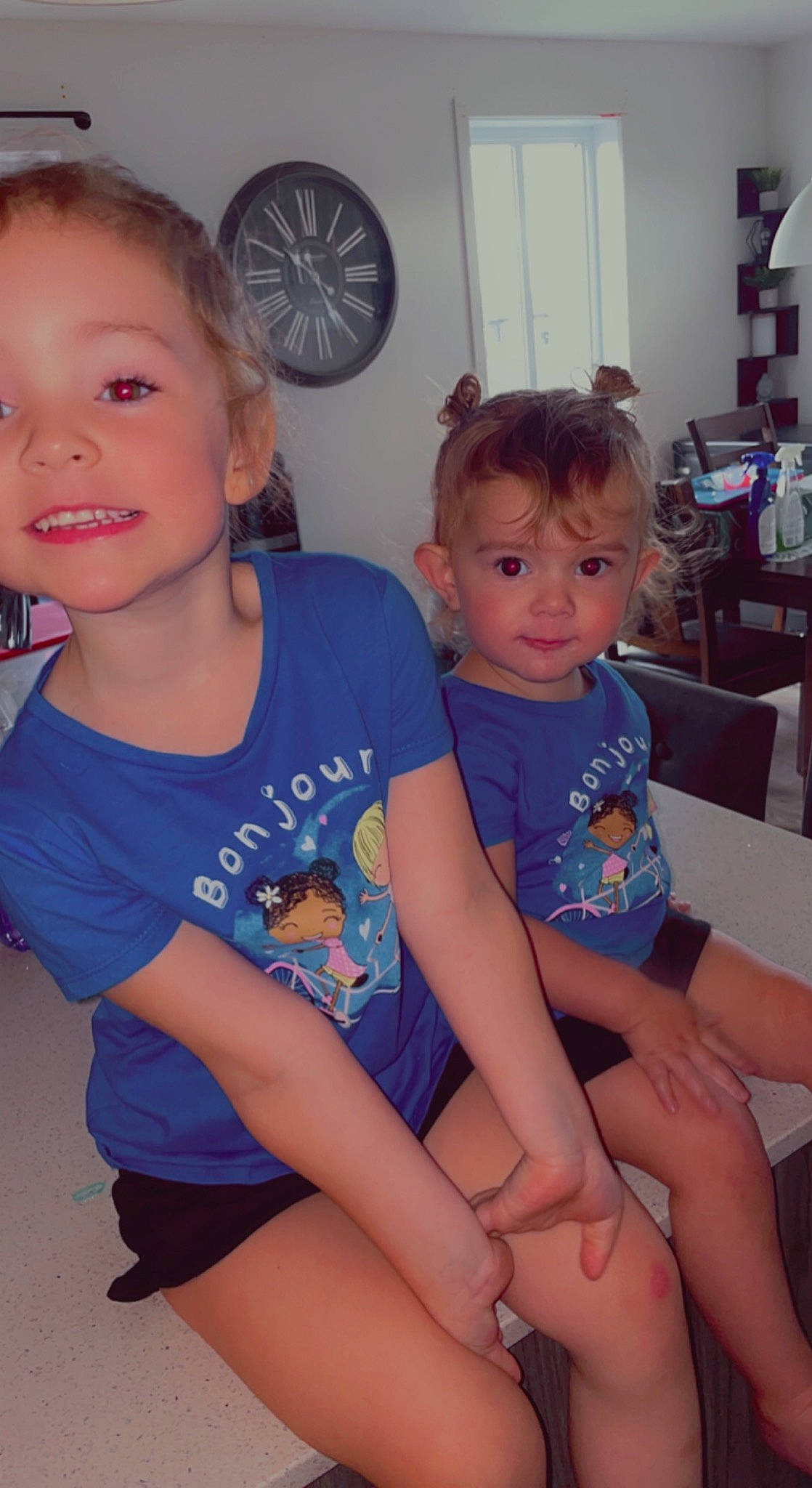 Melody a rejoint le concours — aidez-le/la à gagner de superbes lots ! baby_toddler_clothing, cheek, child, dartboard, eye, finger, fun, happy, iris, joint, lap, leg, mouth, person, shorts, shoulder, skin, t_shirt, thigh, toddler