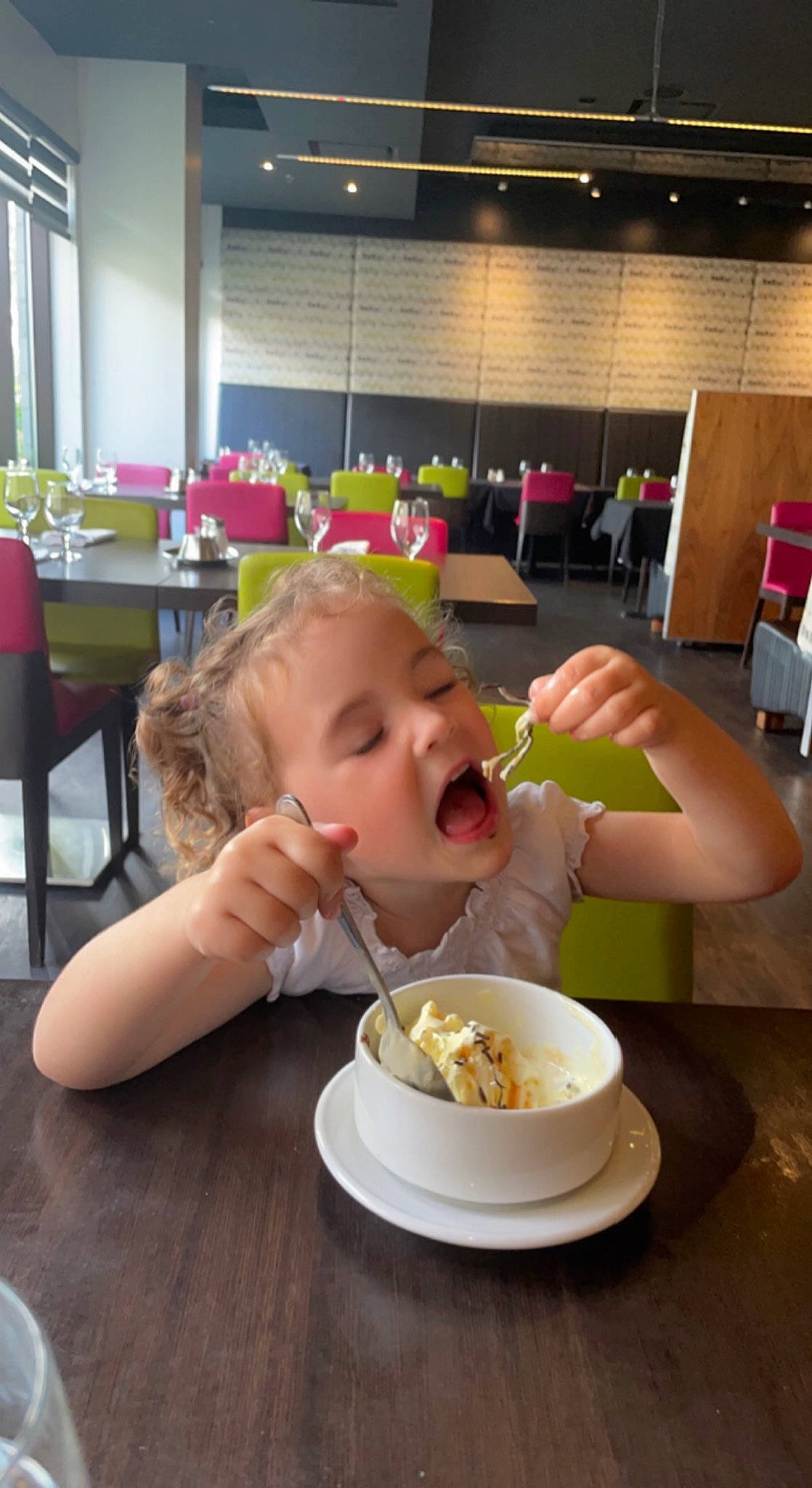 Melody a rejoint le concours — aidez-le/la à gagner de superbes lots ! baby, bowl, chair, child, comfort_food, cuisine, desk, dish, dishware, eating, food, food_craving, person, plate, serveware, sharing, spoon, sweetness, table, tableware