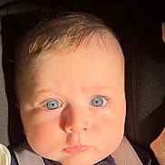 Nael participe au concours pour gagner de l'argent avec cette photo : baby, blue_eyes, face, infant, close_up, child, skin, hair, clothing, straps, sunlight, portrait, expression, cute, young, person, looking_at_camera, soft_light, indoor, apparel
