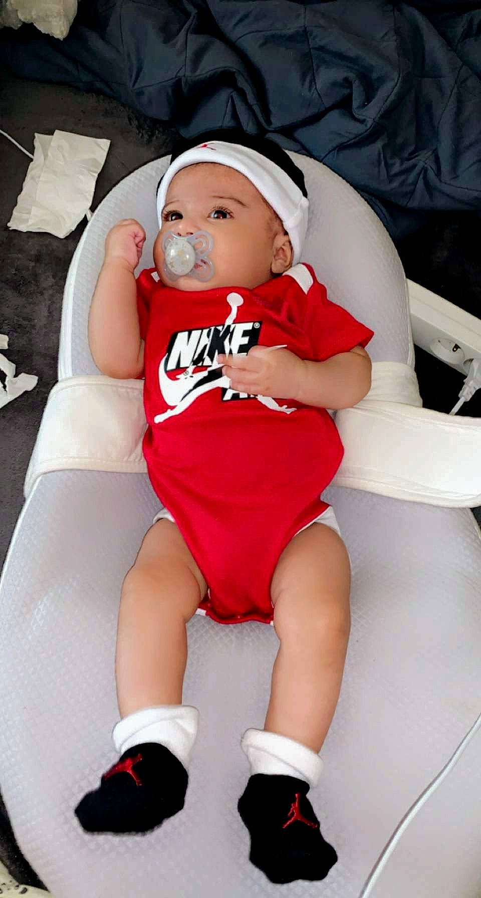 Naïm participe au concours pour gagner de l'argent avec cette photo : baby, baby_toddler_clothing, chair, child, comfort, event, fun, headwear, human_body, human_leg, knee, lap, leg, mouth, person, pink, red, sneakers, sock, thigh