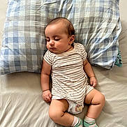 Michael a rejoint le concours — aidez-le/la à gagner de superbes lots ! baby, bed, child, comfort, cute, diaper, indoors, infant, naptime, peaceful, person, pillow, plaid_pattern, relaxation, resting, sleeping, socks, soft_fabric, striped_clothing, young