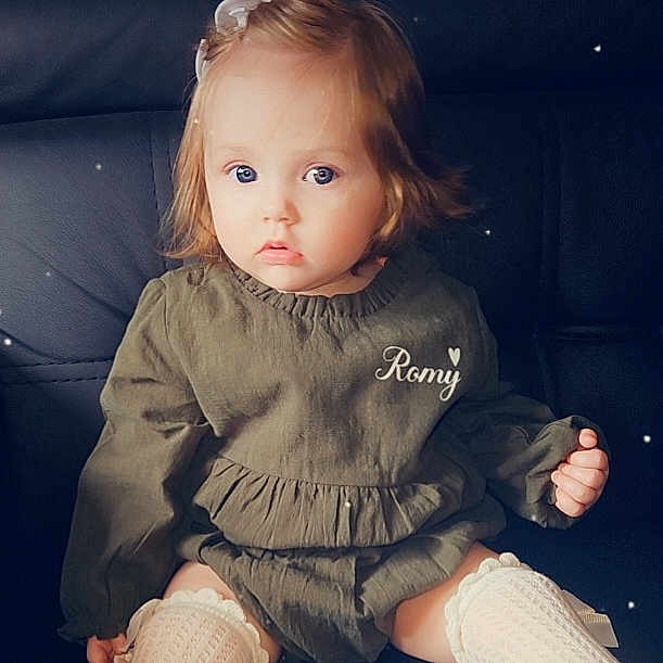 Romy a rejoint le concours — aidez-le/la à gagner de superbes lots ! baby_toddler_clothing, blond, brown_hair, cheek, child, chin, ear, eyelash, flash_photography, head, human_body, human_leg, iris, lip, long_hair, skin, sleeve, standing, thigh, toddler