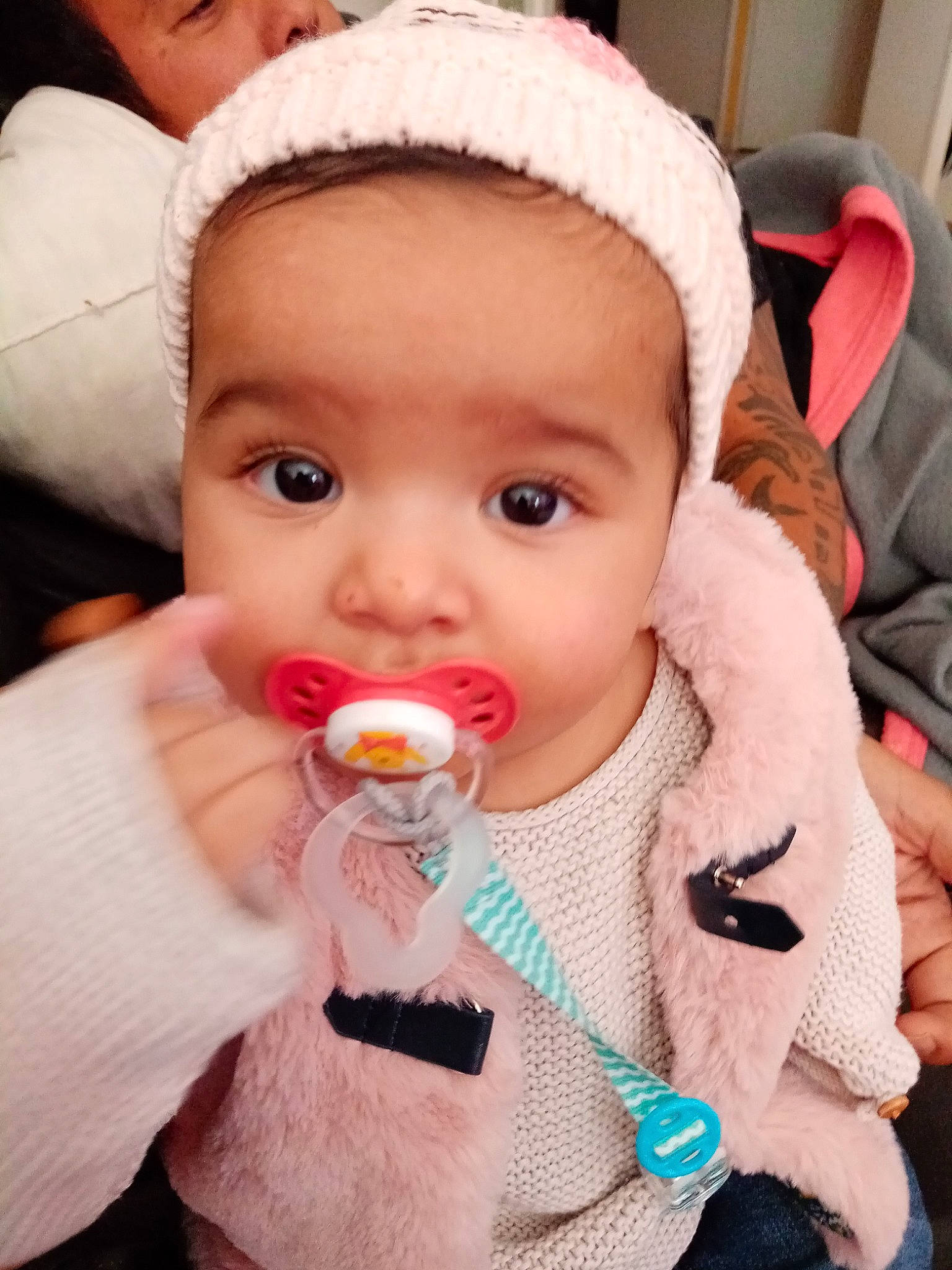 Ilona a rejoint le concours — aidez-le/la à gagner de superbes lots ! baby, baby_toddler_clothing, cap, cheek, child, eyelash, face, finger, food, hand, happy, lip, mouth, nail, nose, organ, person, pink, skin, thumb